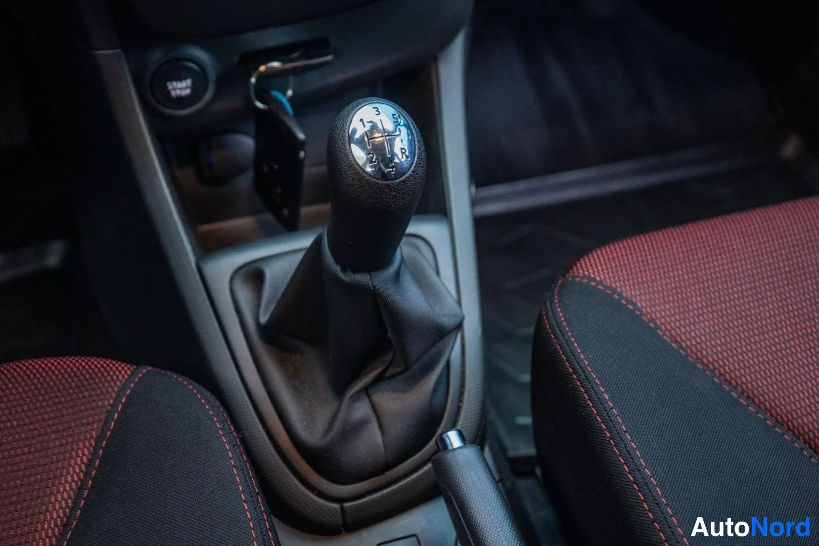 Red Renault Clio 2013, detail, photo 14