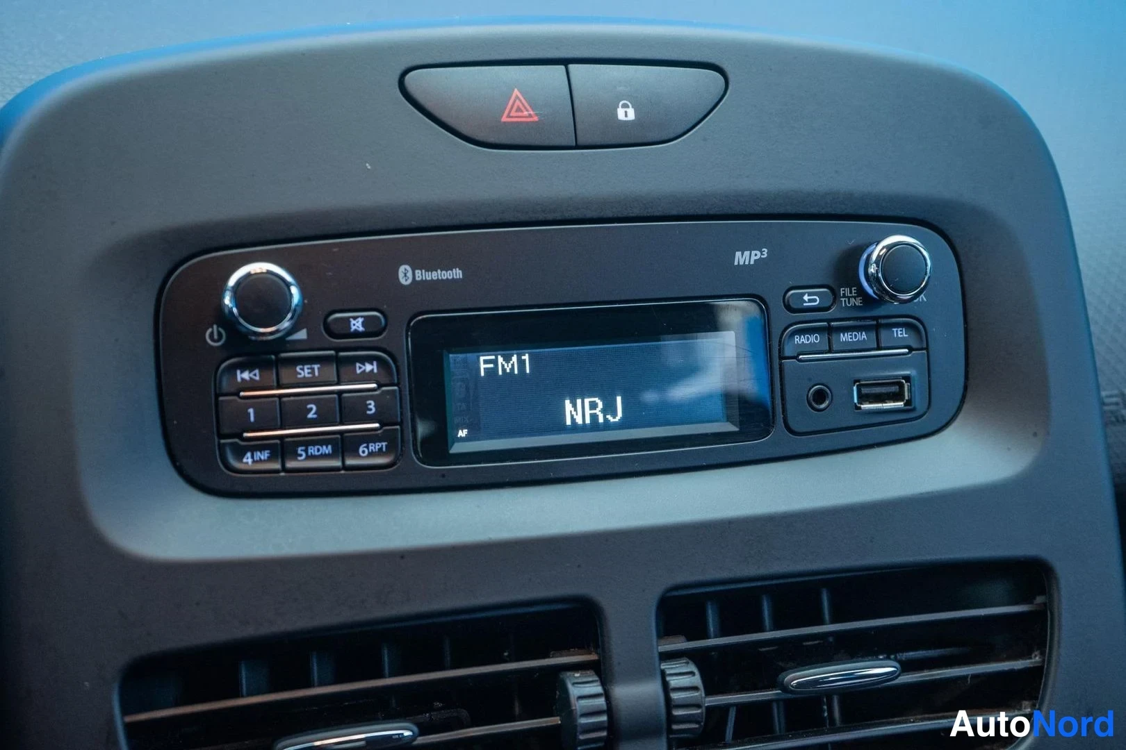 Red Renault Clio 2013, detail, photo 16