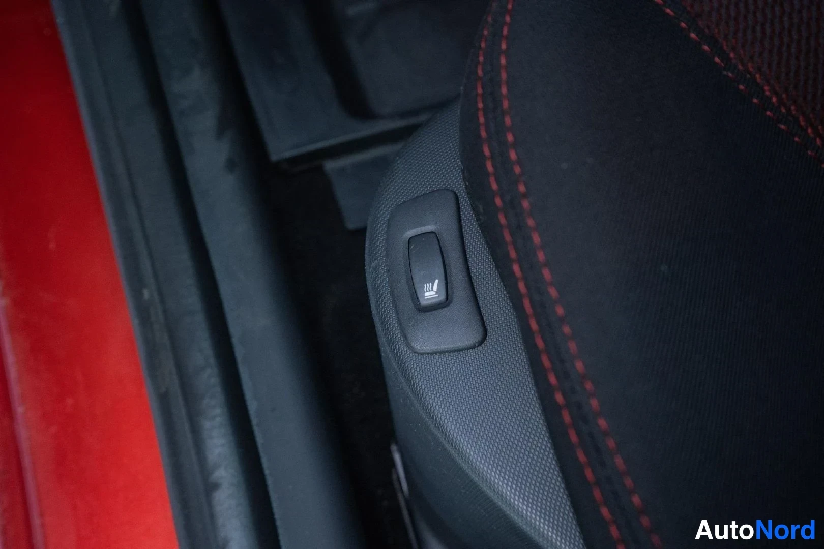 Red Renault Clio 2013, detail, photo 17