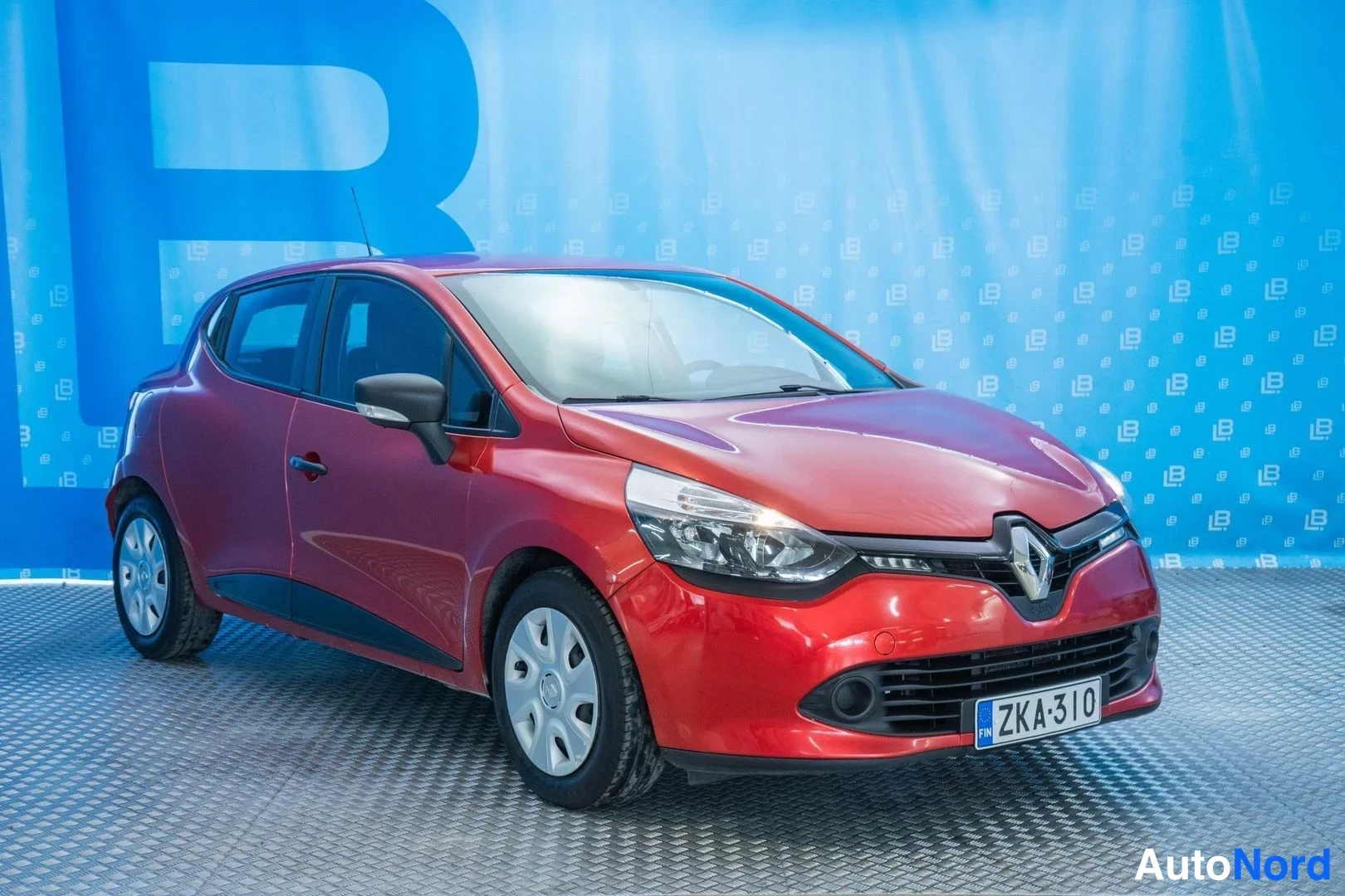 Red Renault Clio 2013, front three-quarter, nose to the right, photo 2