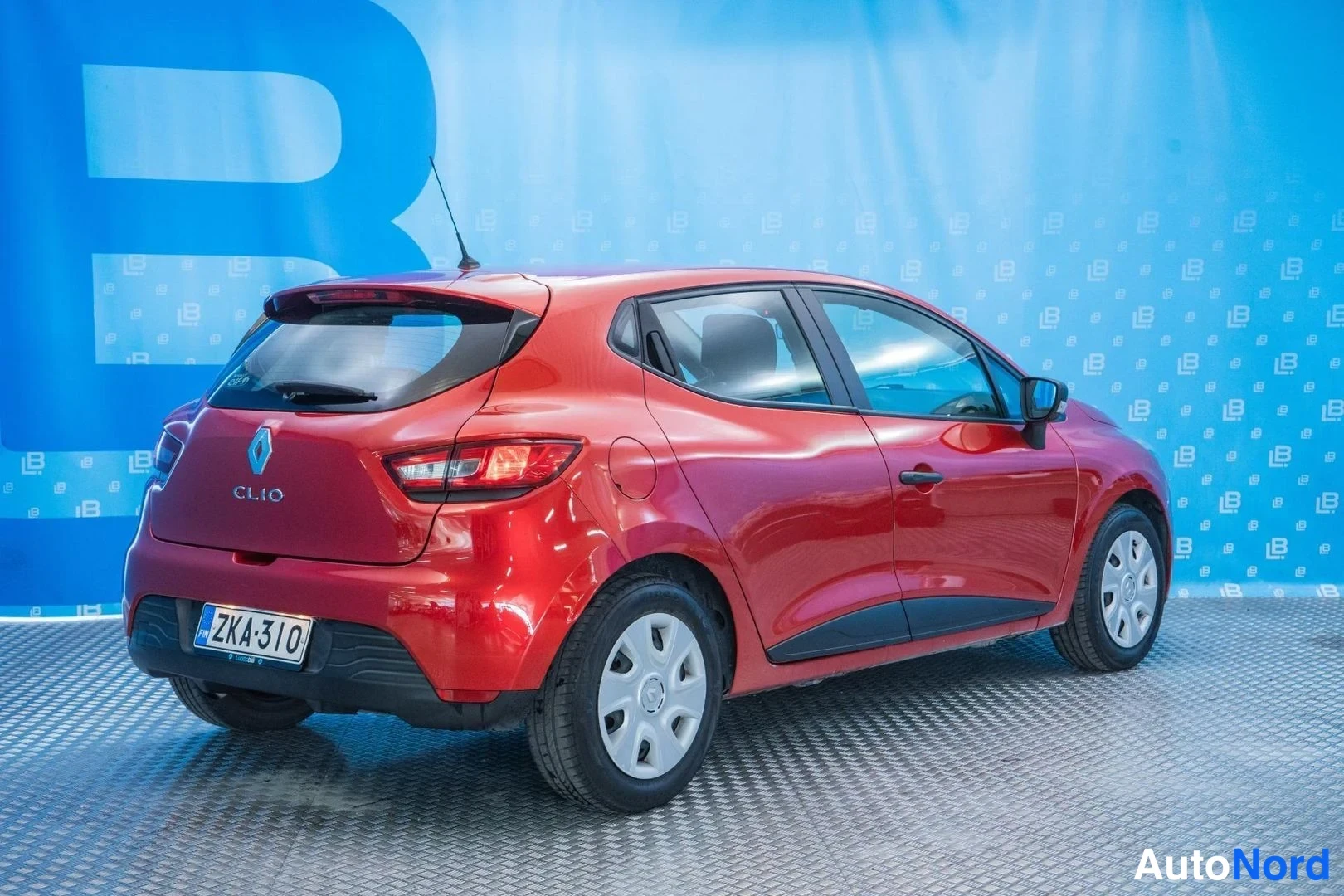 Red Renault Clio 2013, rear three-quarter, photo 3