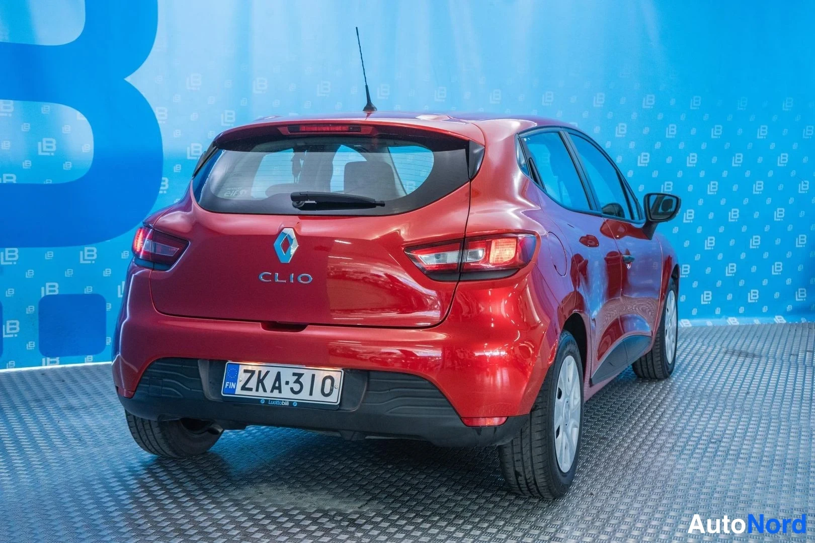Red Renault Clio 2013, rear three-quarter, photo 4