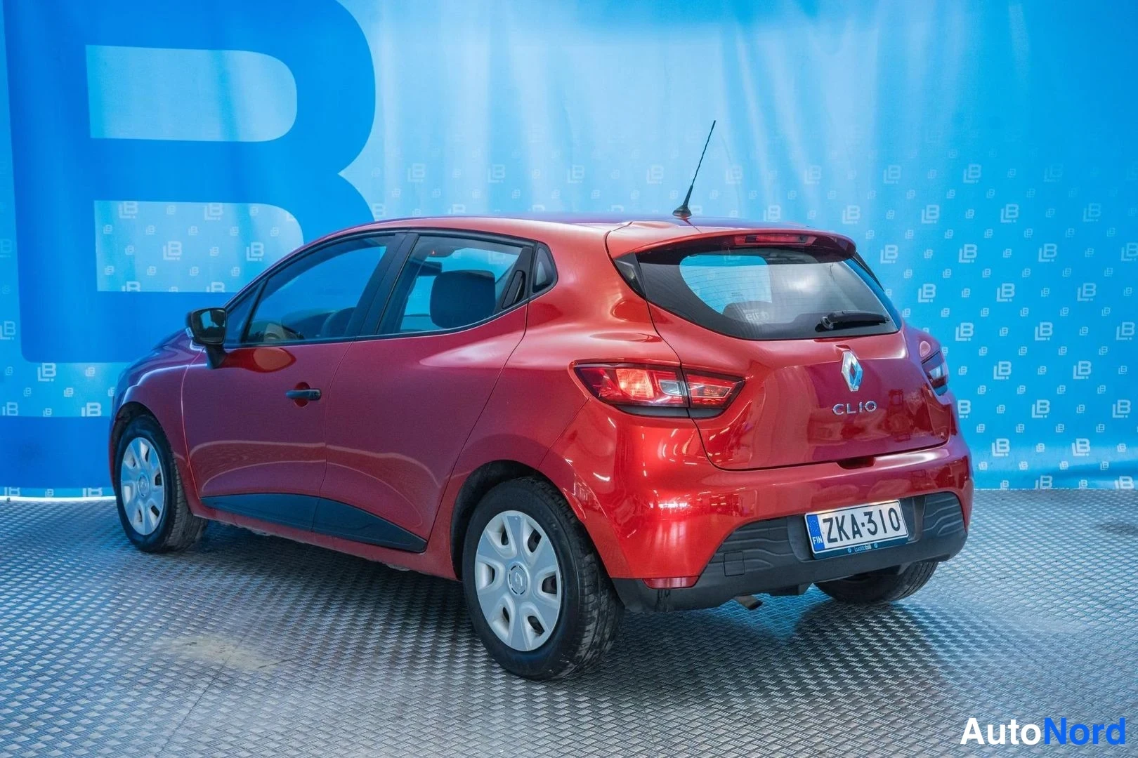 Red Renault Clio 2013, rear three-quarter, photo 5