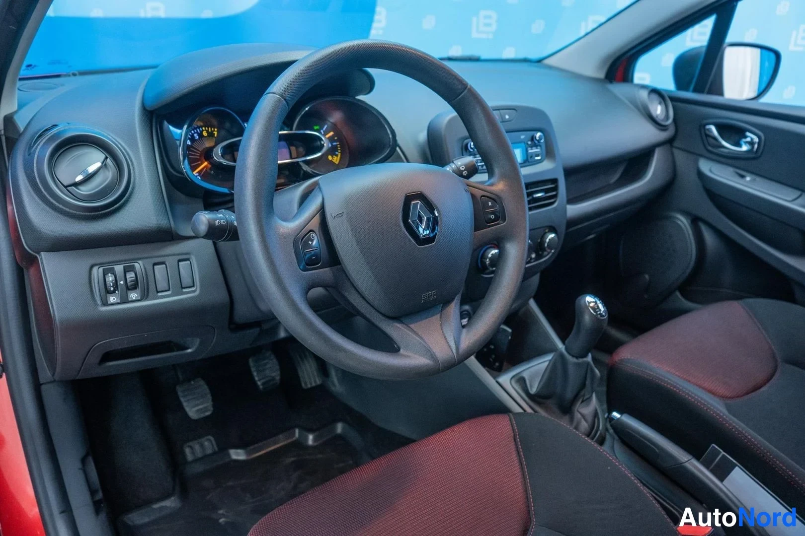 Red Renault Clio 2013, cockpit, photo 6