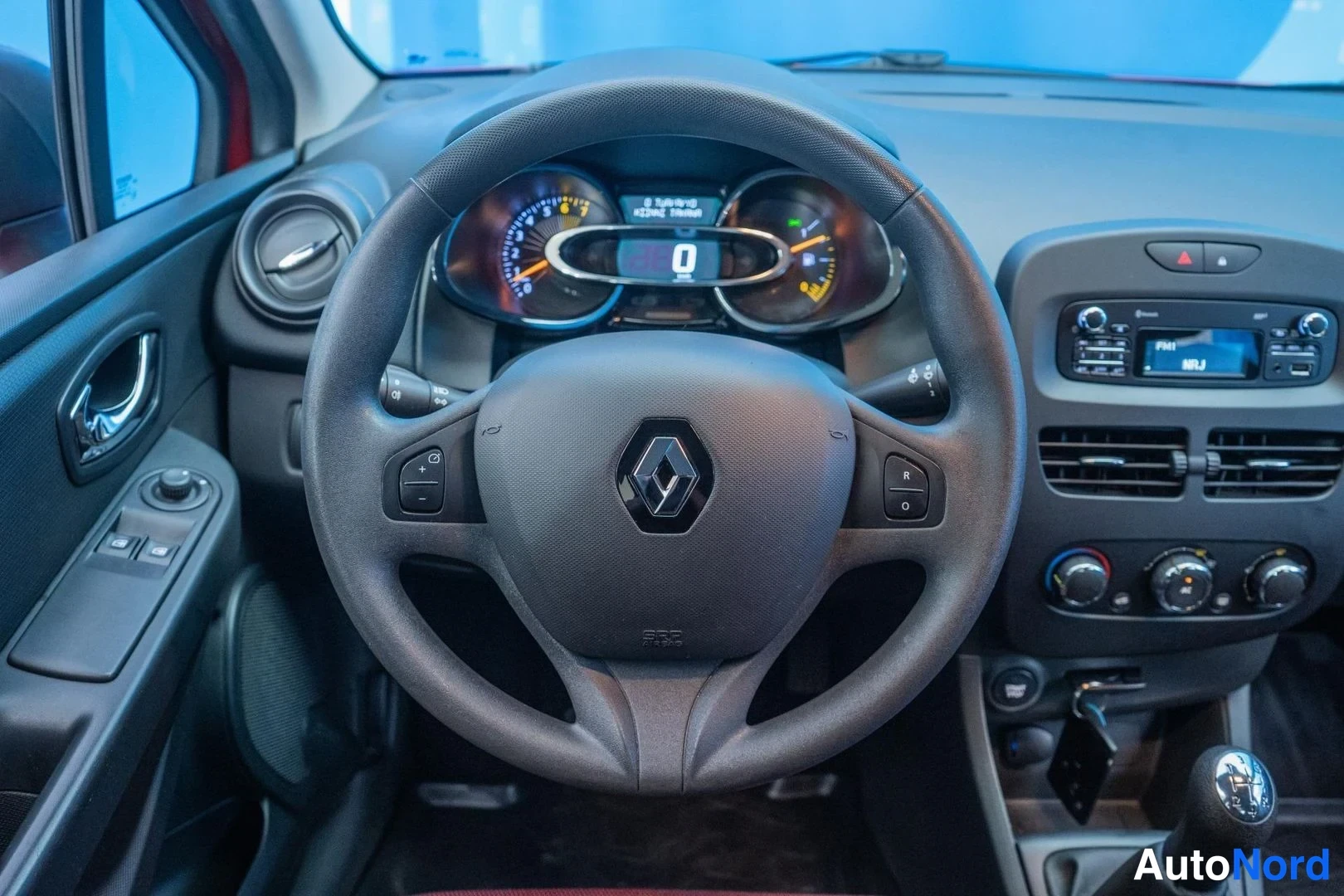 Red Renault Clio 2013, detail, photo 11