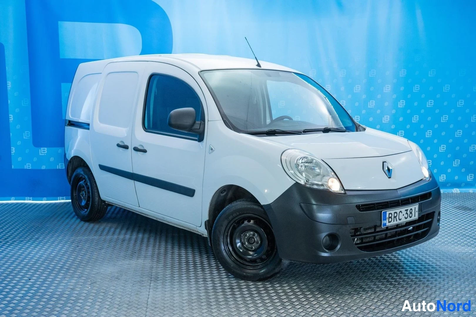 White Renault Kangoo Express 2013, front three-quarter, nose to the right, photo 2