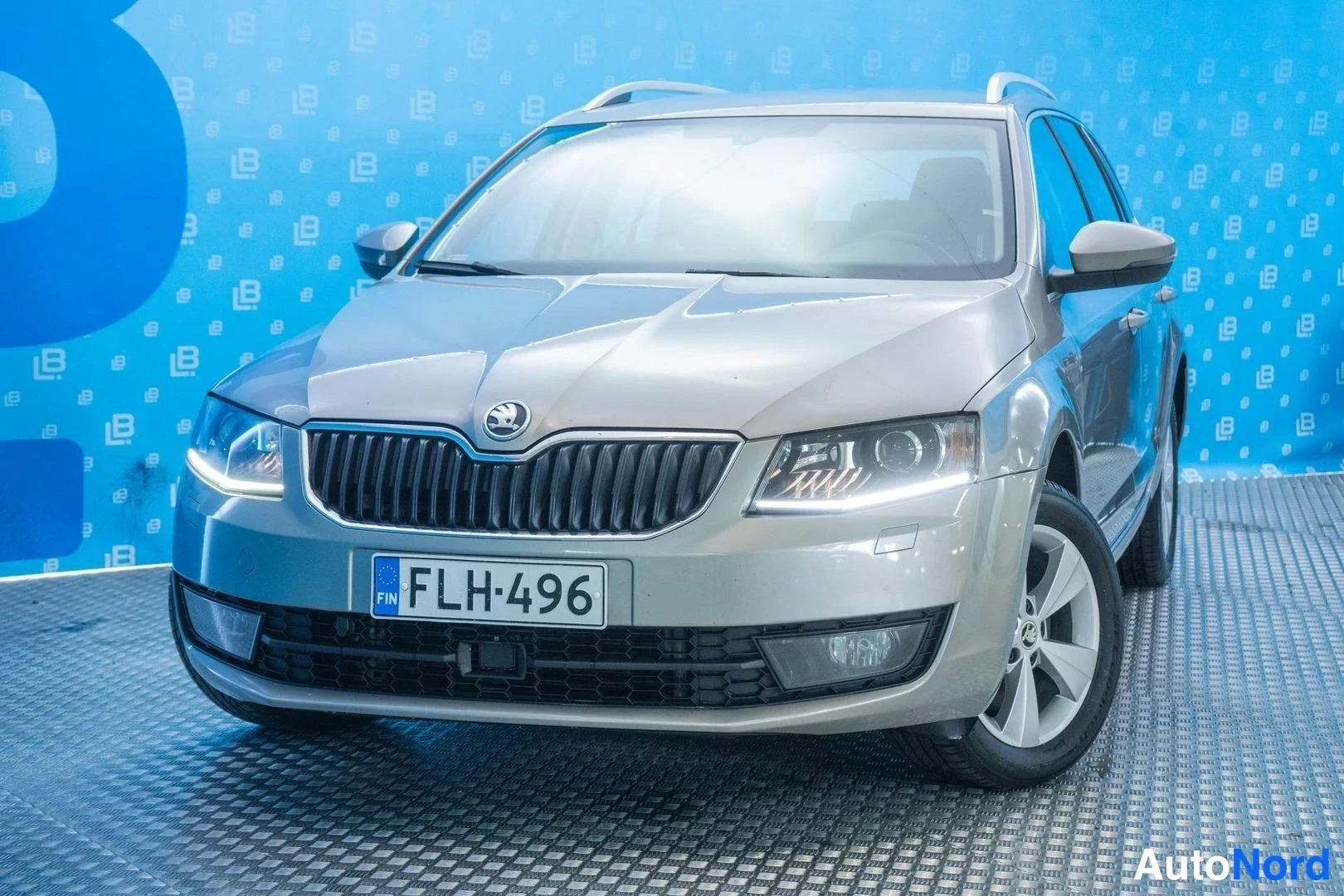 Beige Skoda Octavia 2014, front three-quarter, nose to the left, photo 2
