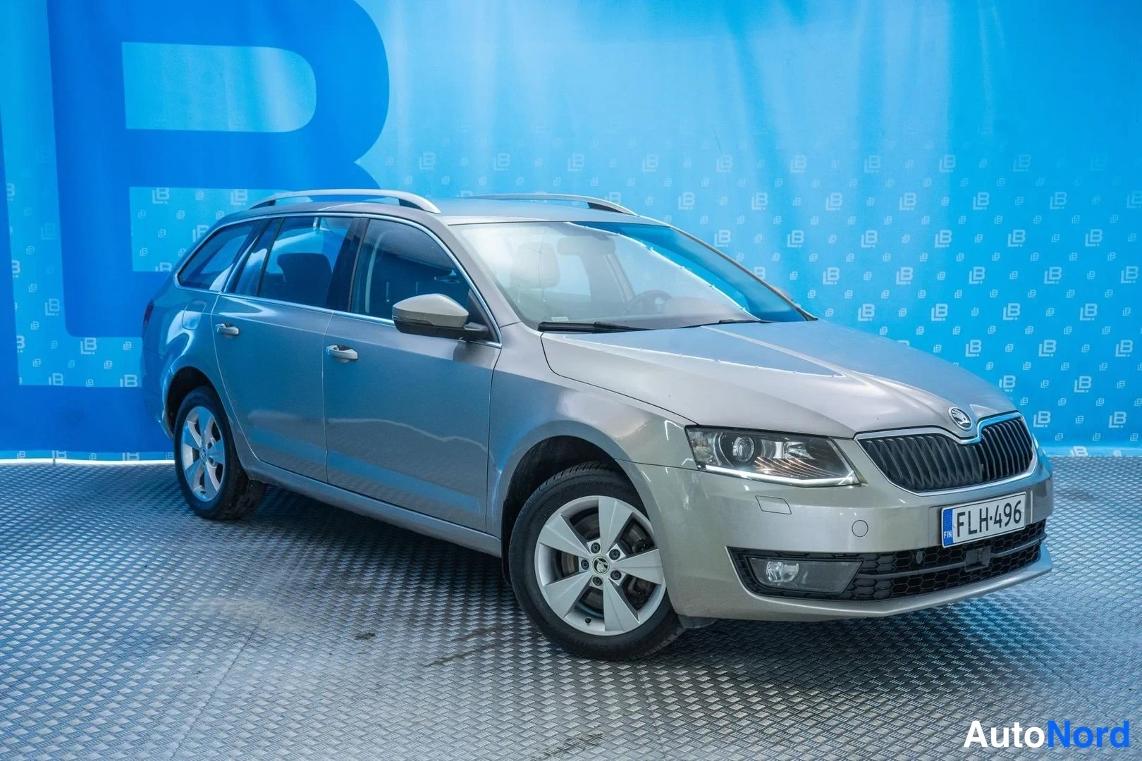 Beige Skoda Octavia 2014, front three-quarter, nose to the right, photo 3