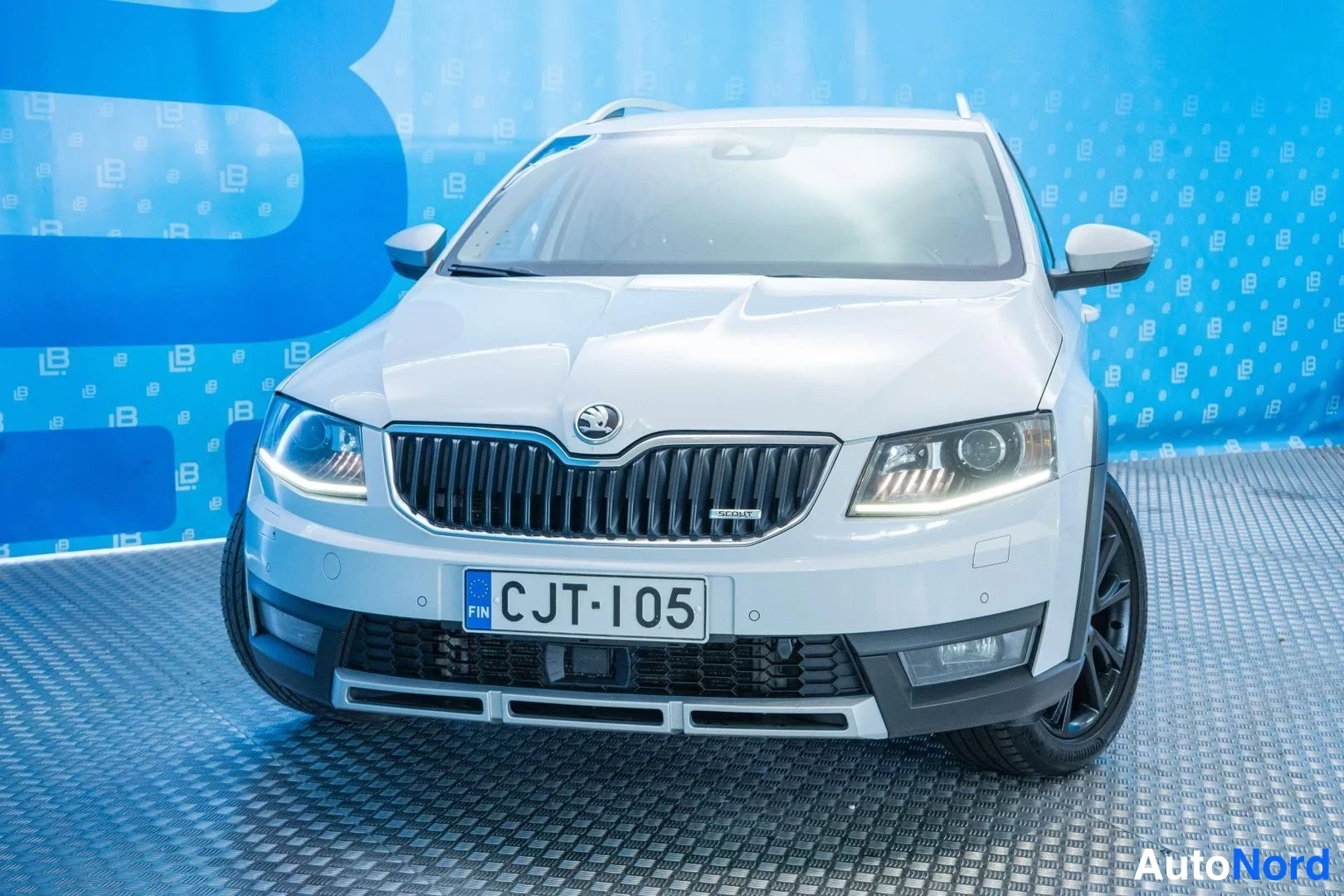 White Skoda Octavia 2015, front, photo 3