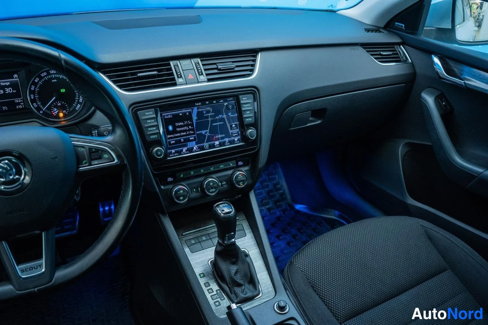 White Skoda Octavia 2015, cockpit, photo 9