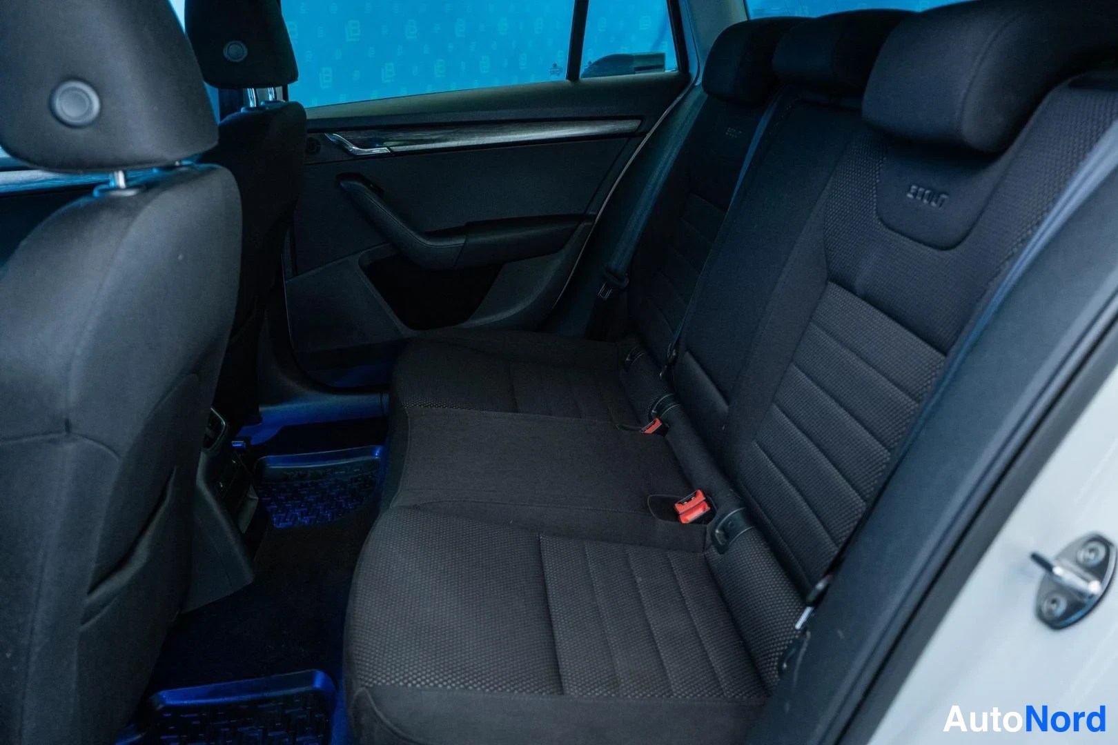 White Skoda Octavia 2015, rear seats, photo 12