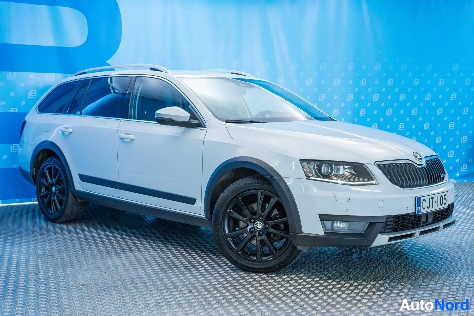 White Skoda Octavia 2015, front three-quarter, nose to the right, photo 2
