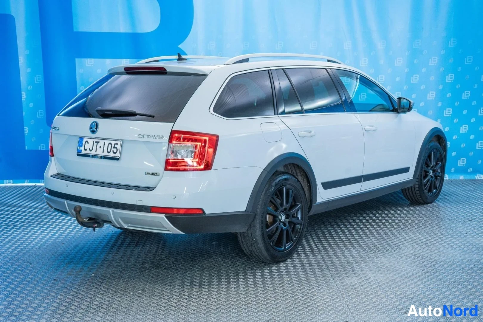 White Skoda Octavia 2015, rear three-quarter, photo 5