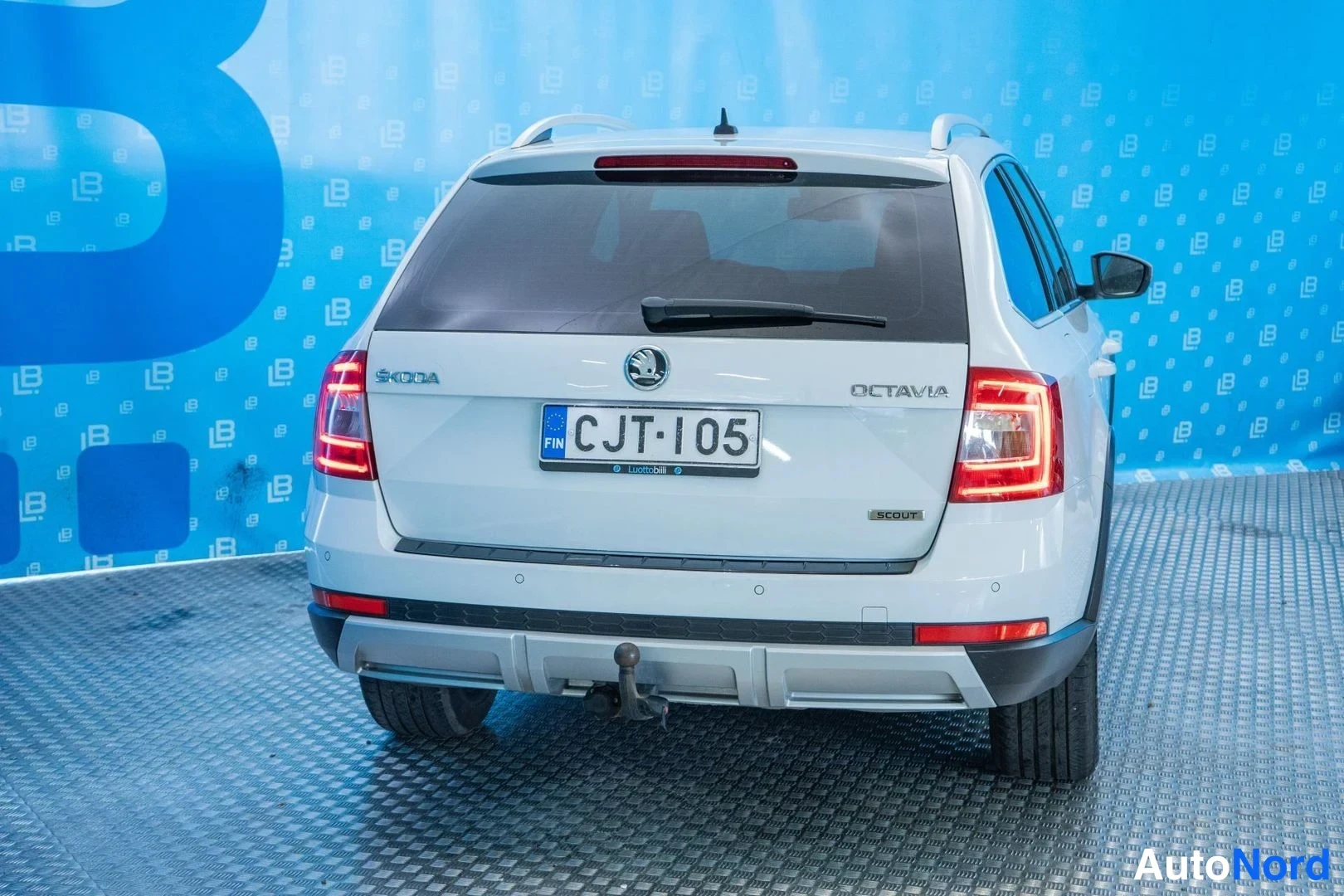 White Skoda Octavia 2015, rear, photo 6