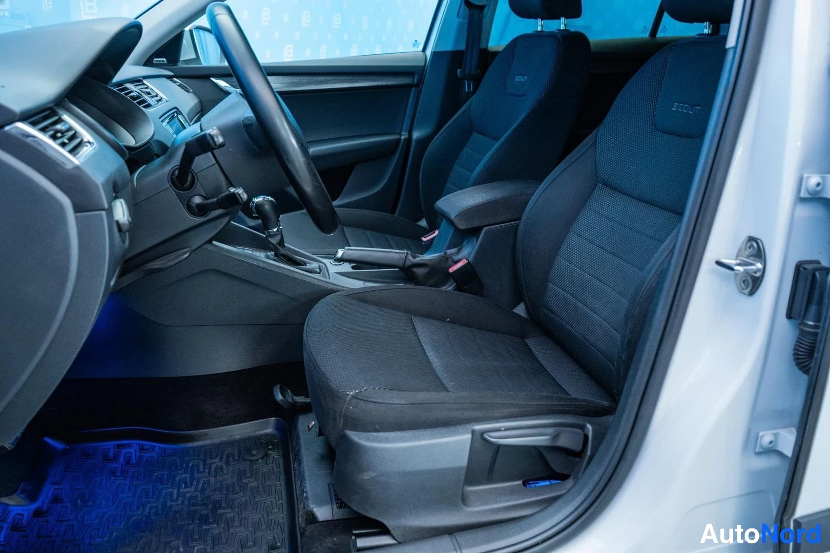 White Skoda Octavia 2015, front seats, photo 11