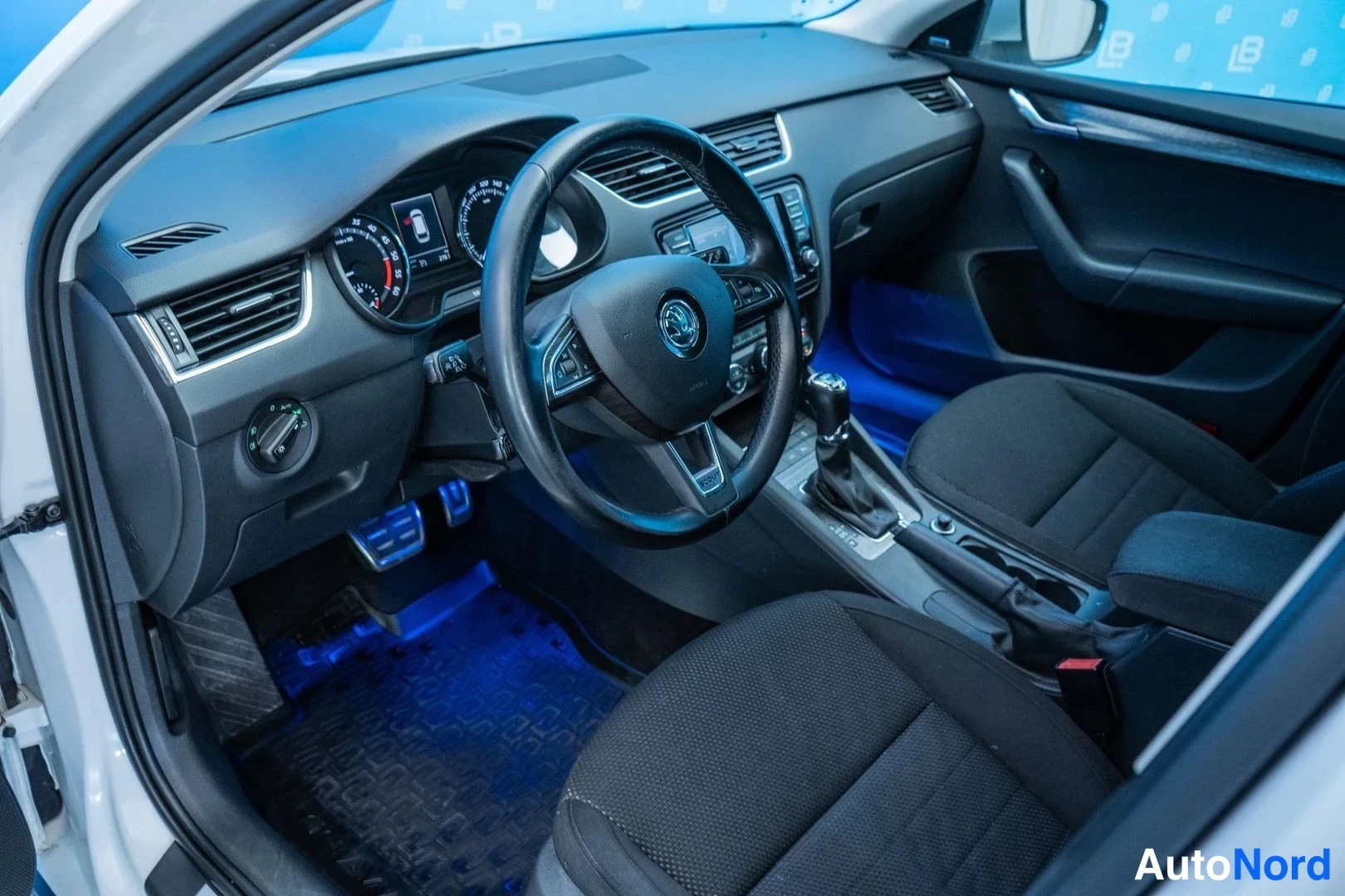 White Skoda Octavia 2015, cockpit, photo 10