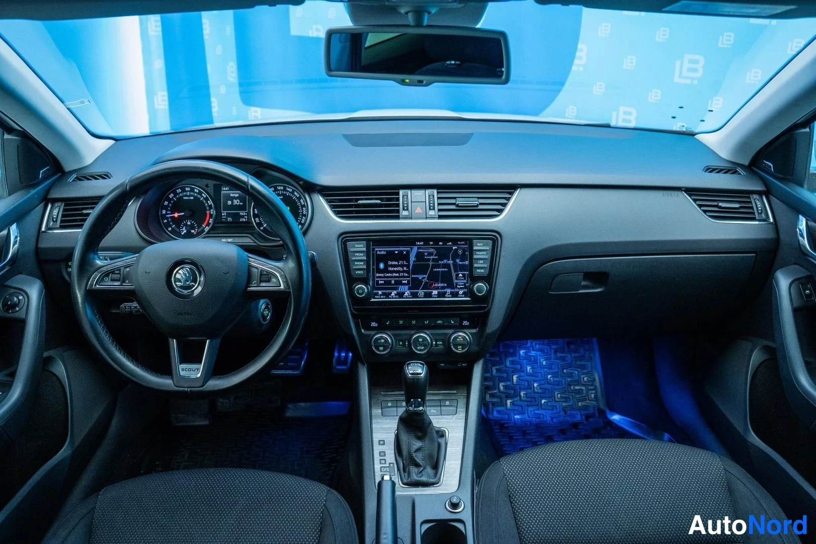 White Skoda Octavia 2015, cockpit, photo 7