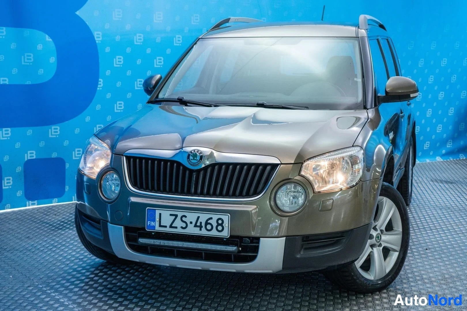Beige Skoda Yeti 2012, front three-quarter, nose to the left, photo 2