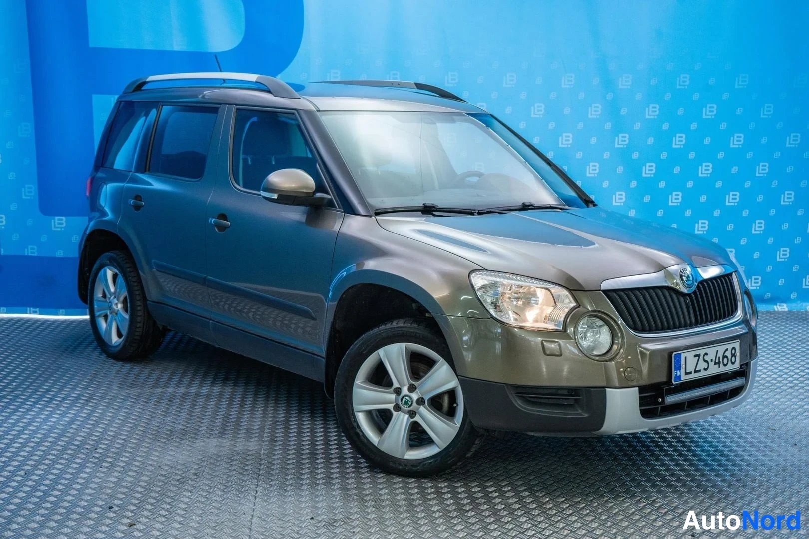Beige Skoda Yeti 2012, front three-quarter, nose to the right, photo 3