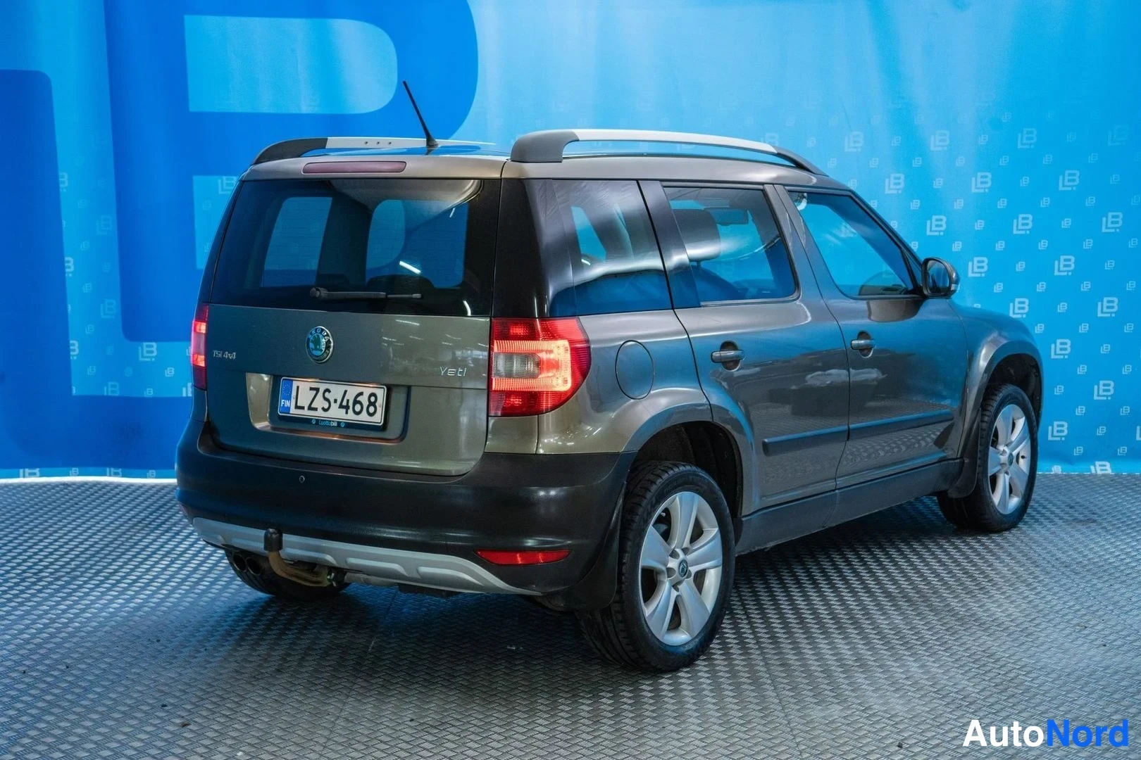 Beige Skoda Yeti 2012, rear three-quarter, photo 5