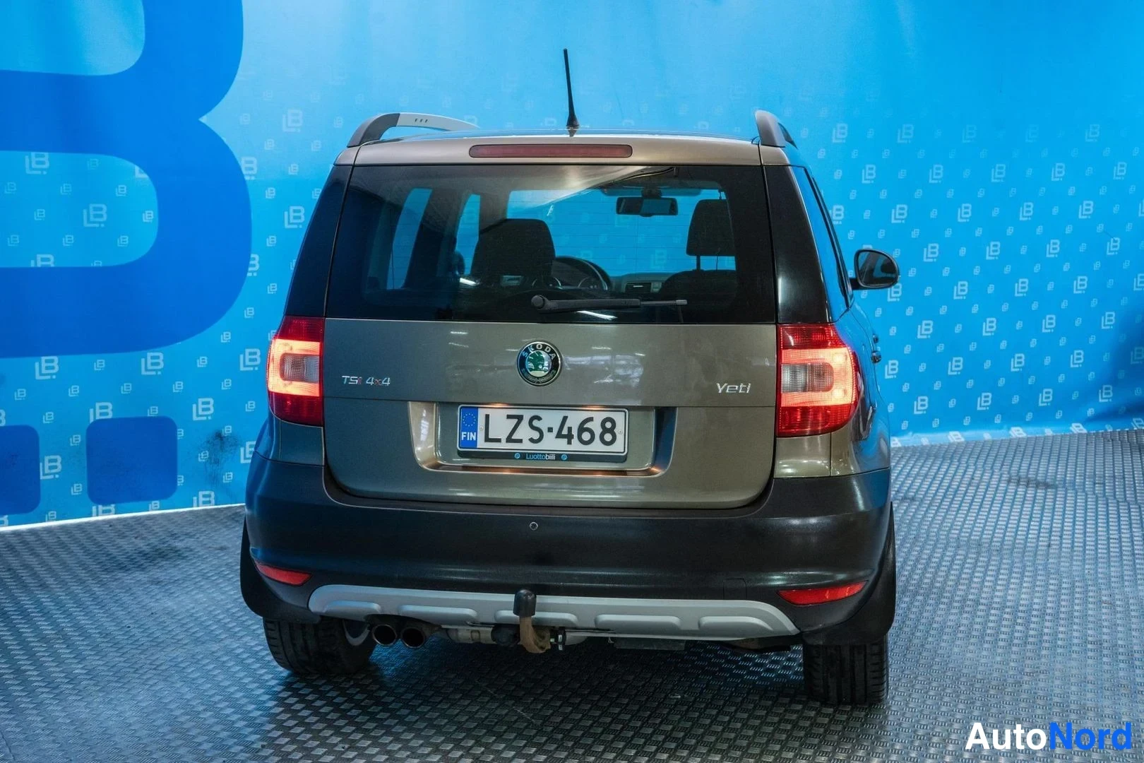 Beige Skoda Yeti 2012, rear, photo 6
