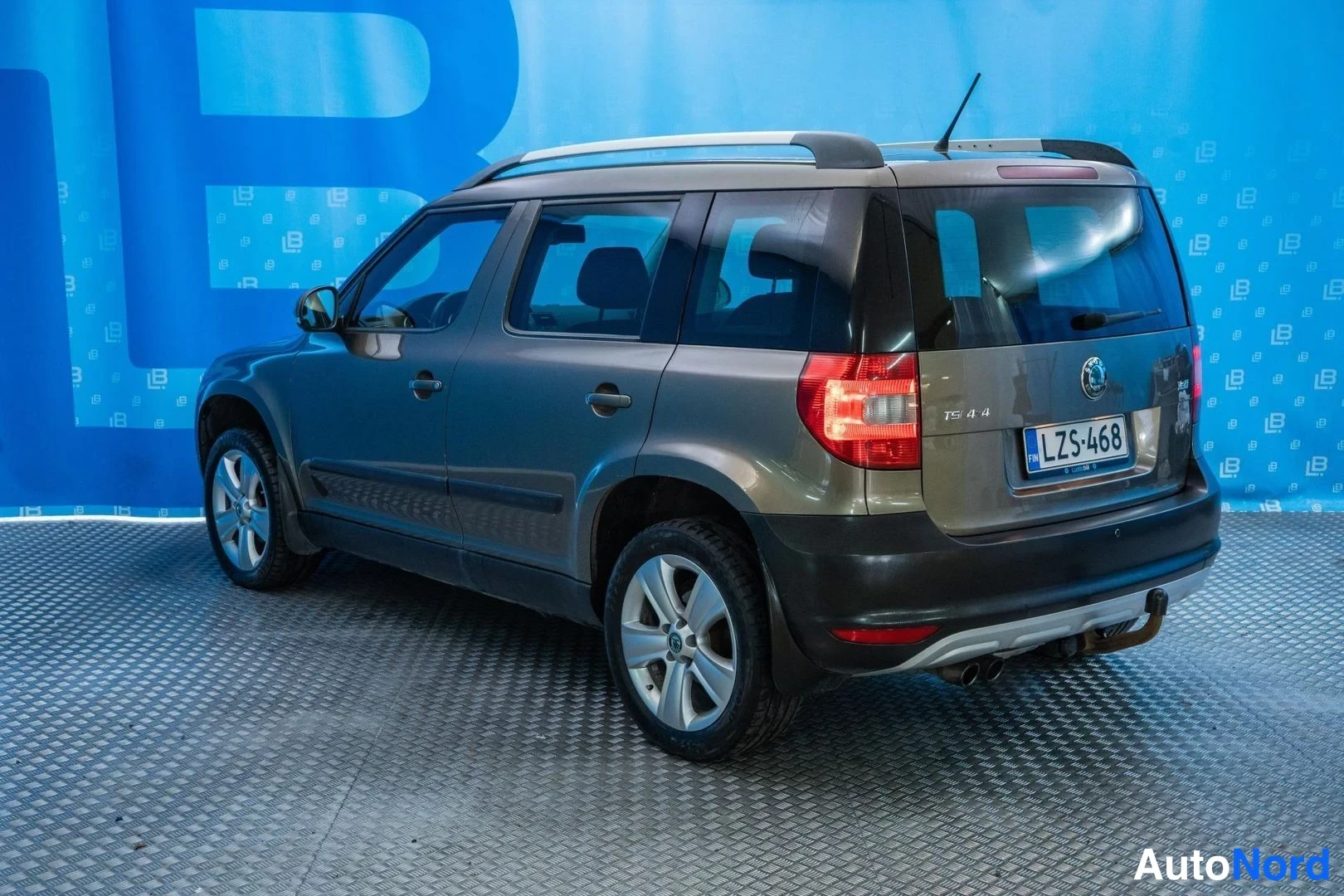 Beige Skoda Yeti 2012, rear three-quarter, photo 4