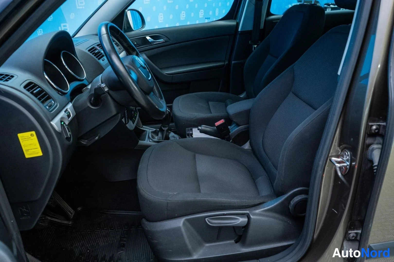 Beige Skoda Yeti 2012, front seats, photo 11