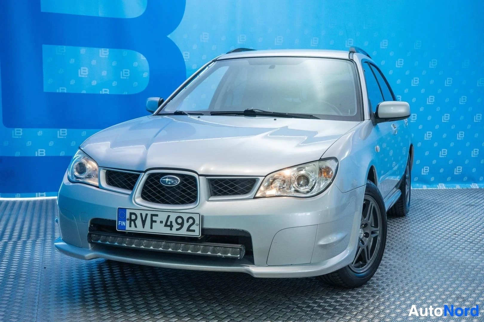 Silver Subaru Impreza 2007, front three-quarter, nose to the left, photo 2