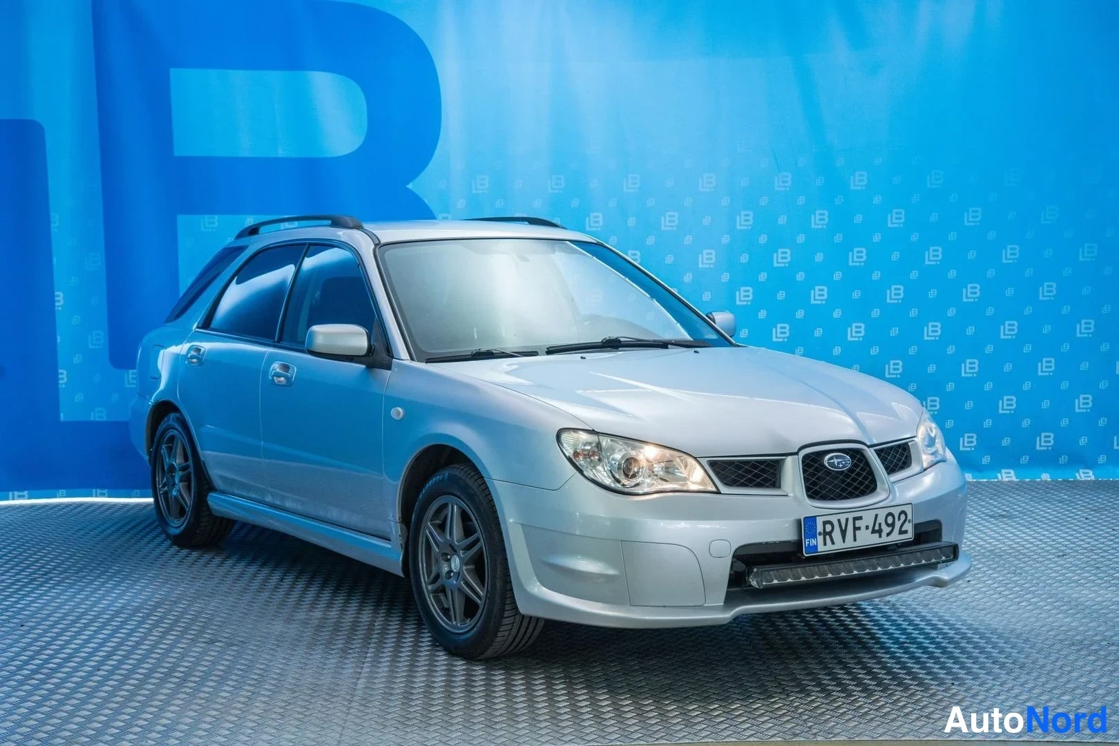 Silver Subaru Impreza 2007, front three-quarter, nose to the right, photo 3