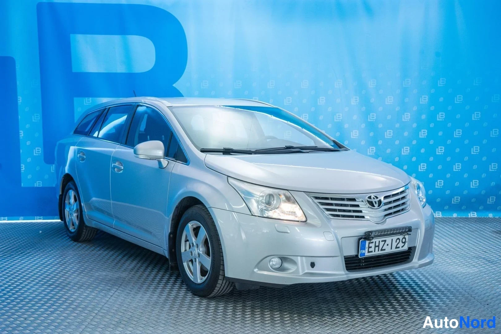 Silver Toyota Avensis 2009, front three-quarter, nose to the right, photo 3