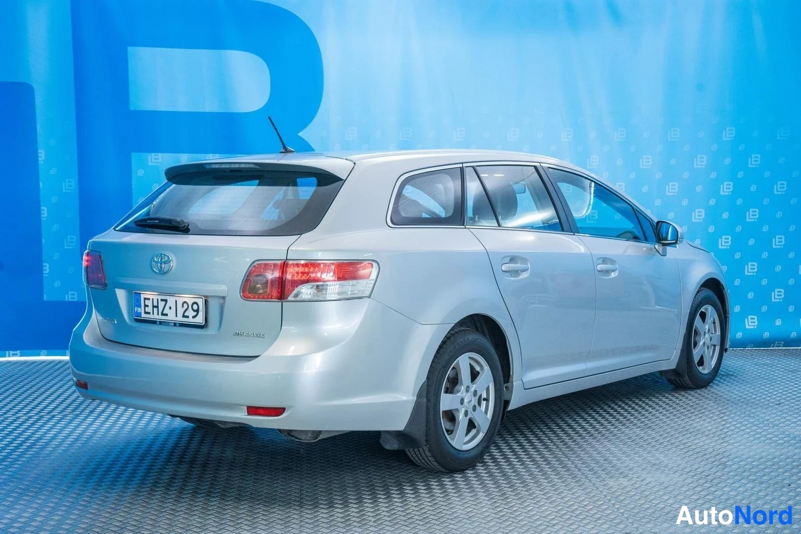 Silver Toyota Avensis 2009, rear three-quarter, photo 4