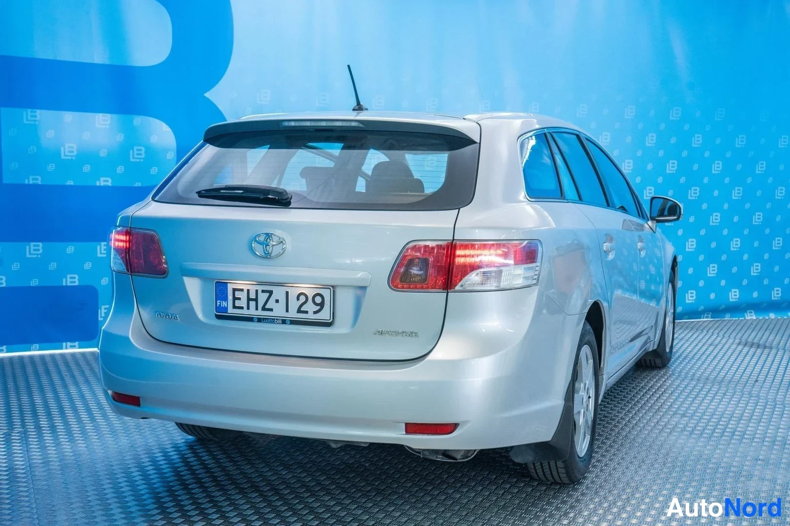 Silver Toyota Avensis 2009, rear three-quarter, photo 5