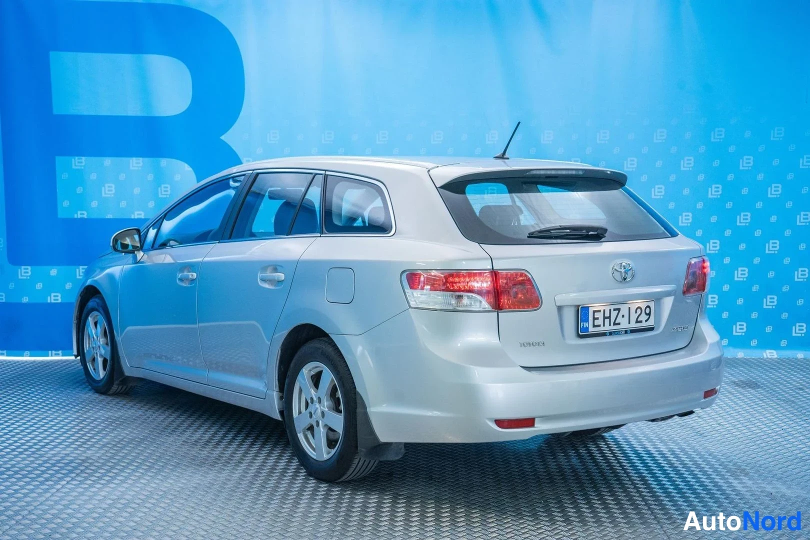 Silver Toyota Avensis 2009, rear three-quarter, photo 6