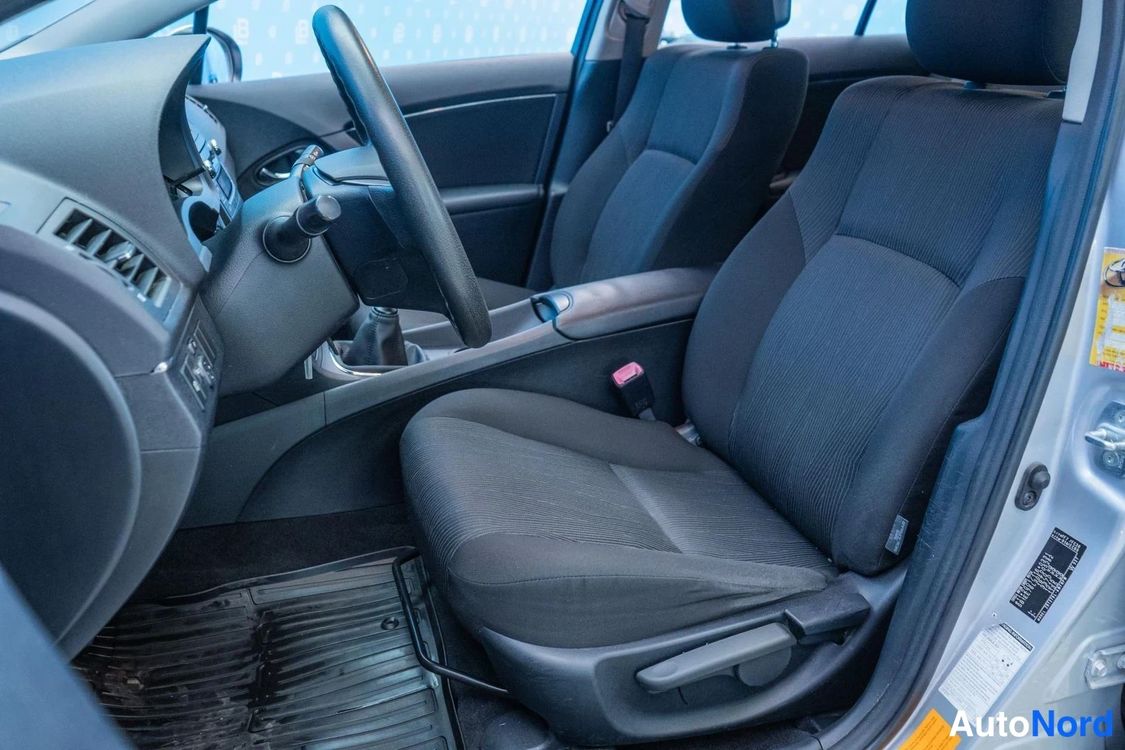 Silver Toyota Avensis 2009, front seats, photo 10