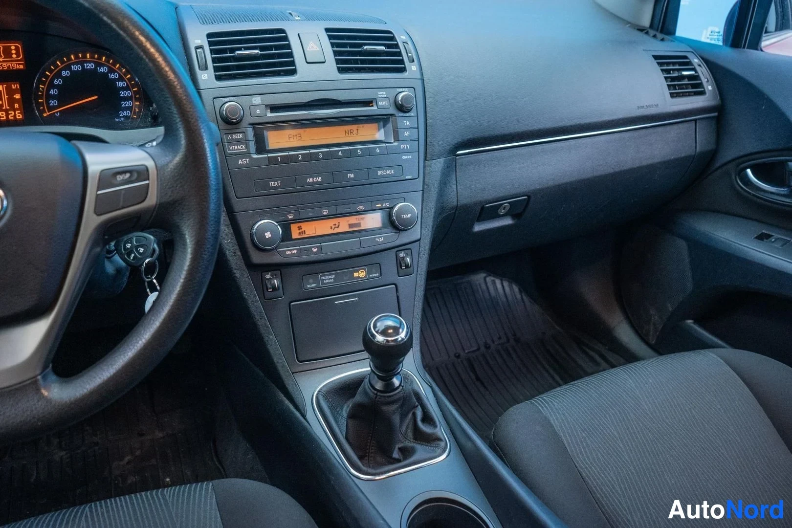 Red Toyota Avensis 2009, cockpit, photo 10