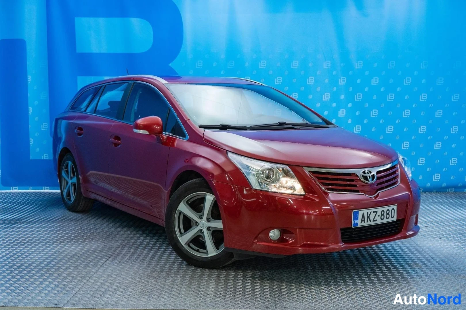 Red Toyota Avensis 2009, front three-quarter, nose to the right, photo 3
