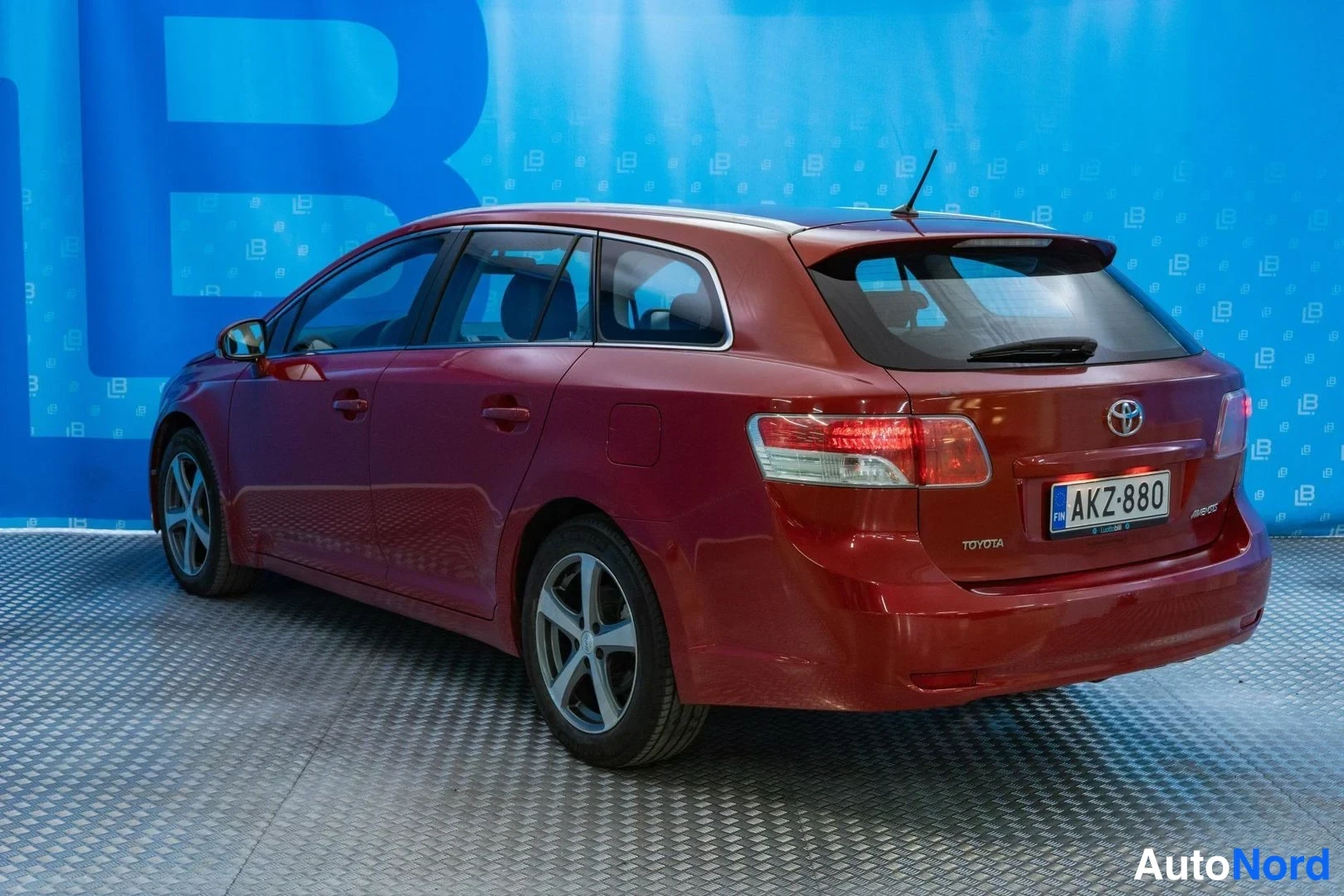 Red Toyota Avensis 2009, rear three-quarter, photo 4