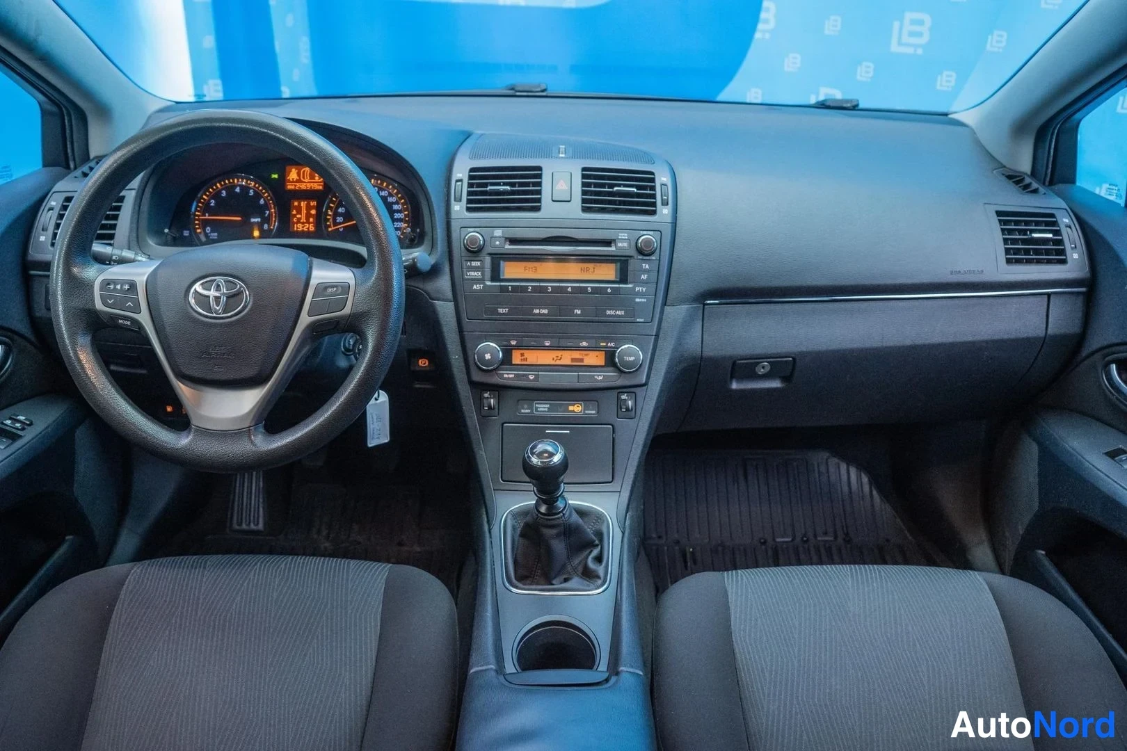 Red Toyota Avensis 2009, cockpit, photo 8