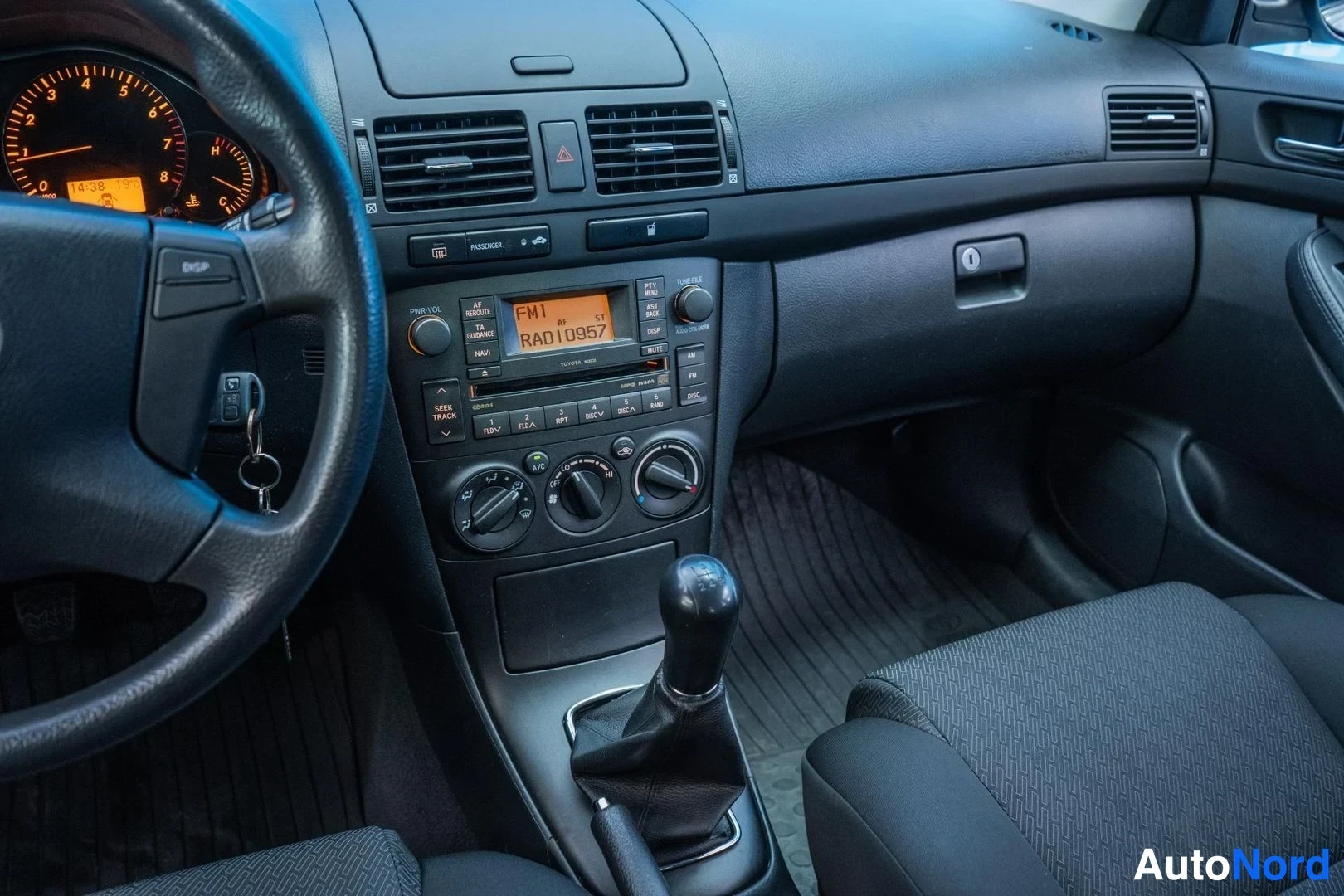 Silver Toyota Avensis 2006, cockpit, photo 9
