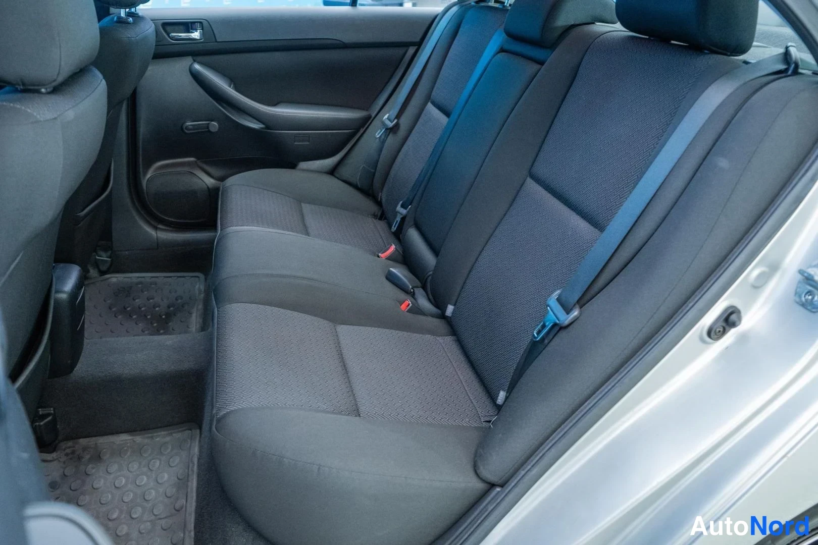 Silver Toyota Avensis 2006, rear seats, photo 11