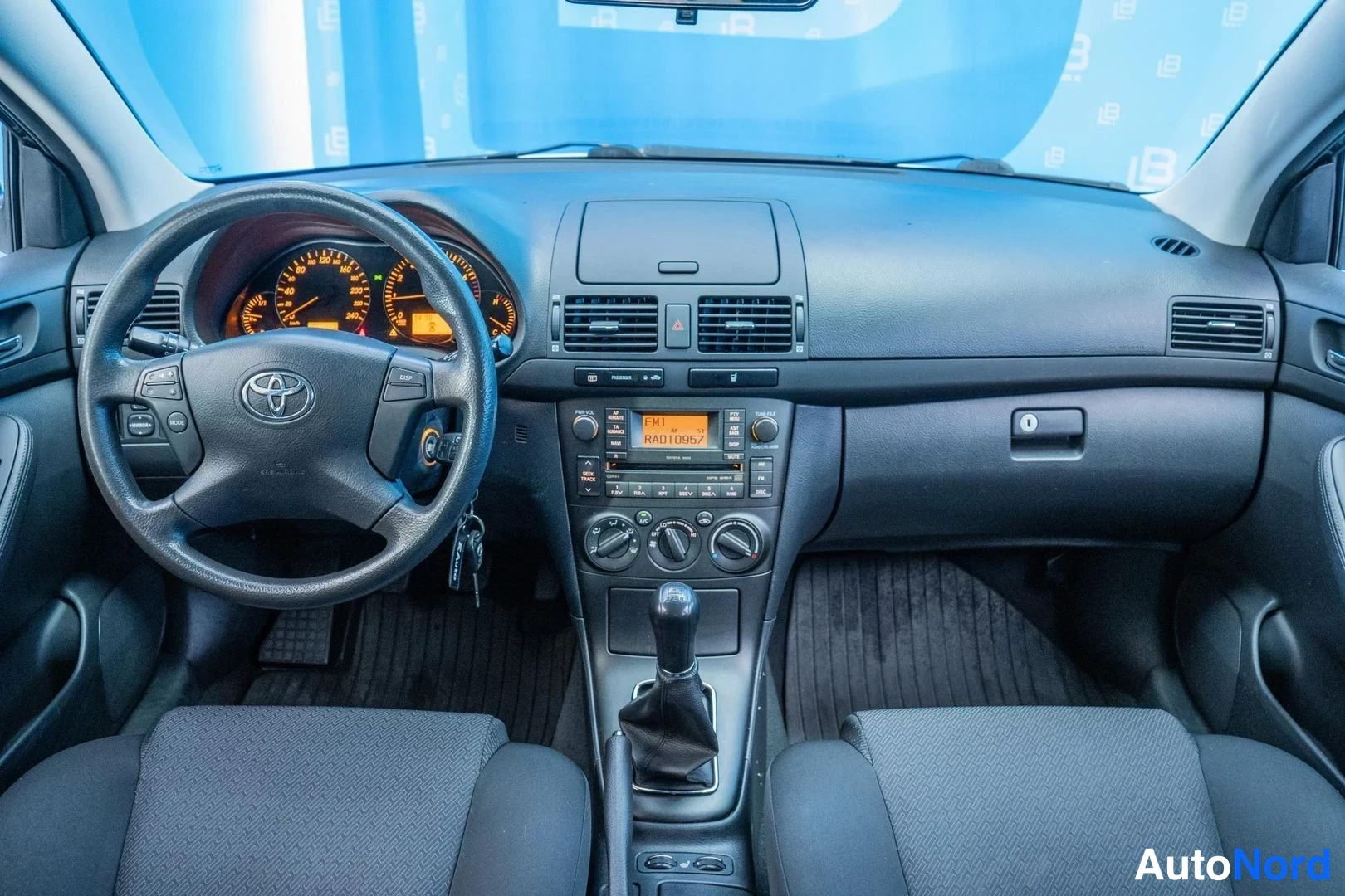 Silver Toyota Avensis 2006, cockpit, photo 8