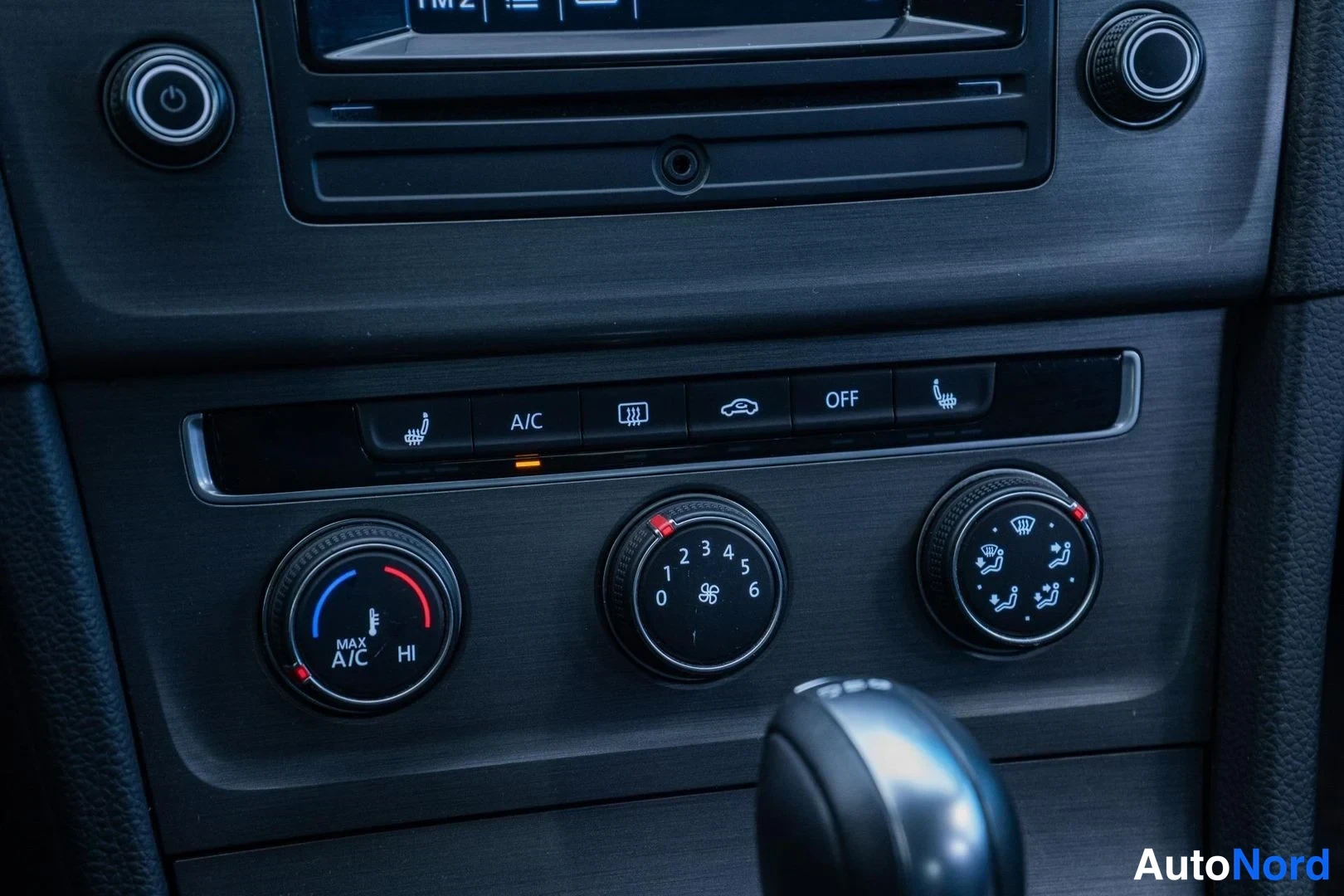 Red Volkswagen Golf 2014, detail, photo 14