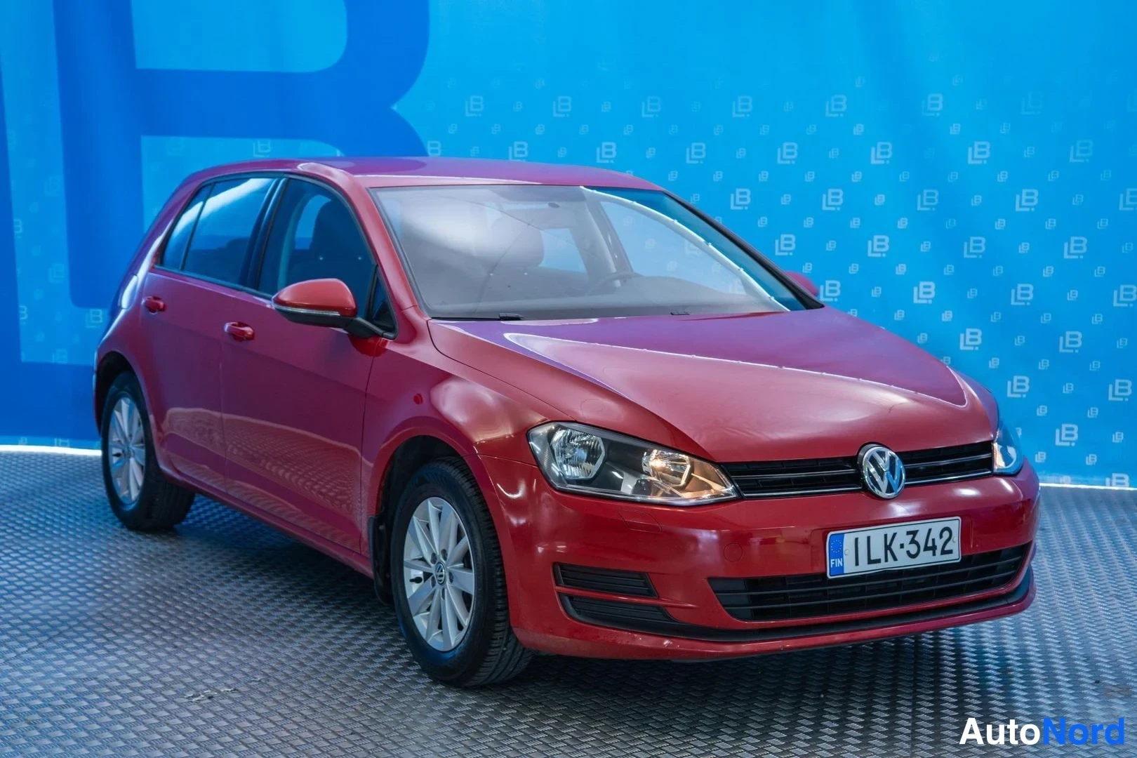 Red Volkswagen Golf 2014, front three-quarter, nose to the right, photo 3