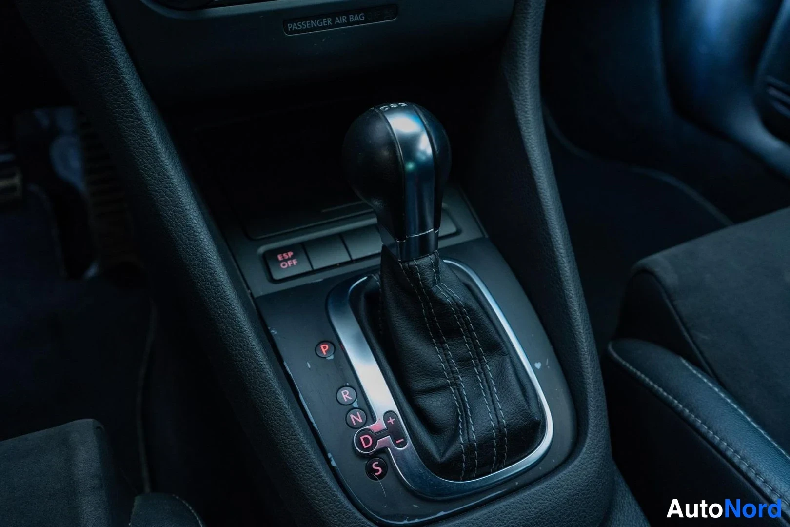 Blue Volkswagen Golf R 2010, detail, photo 17