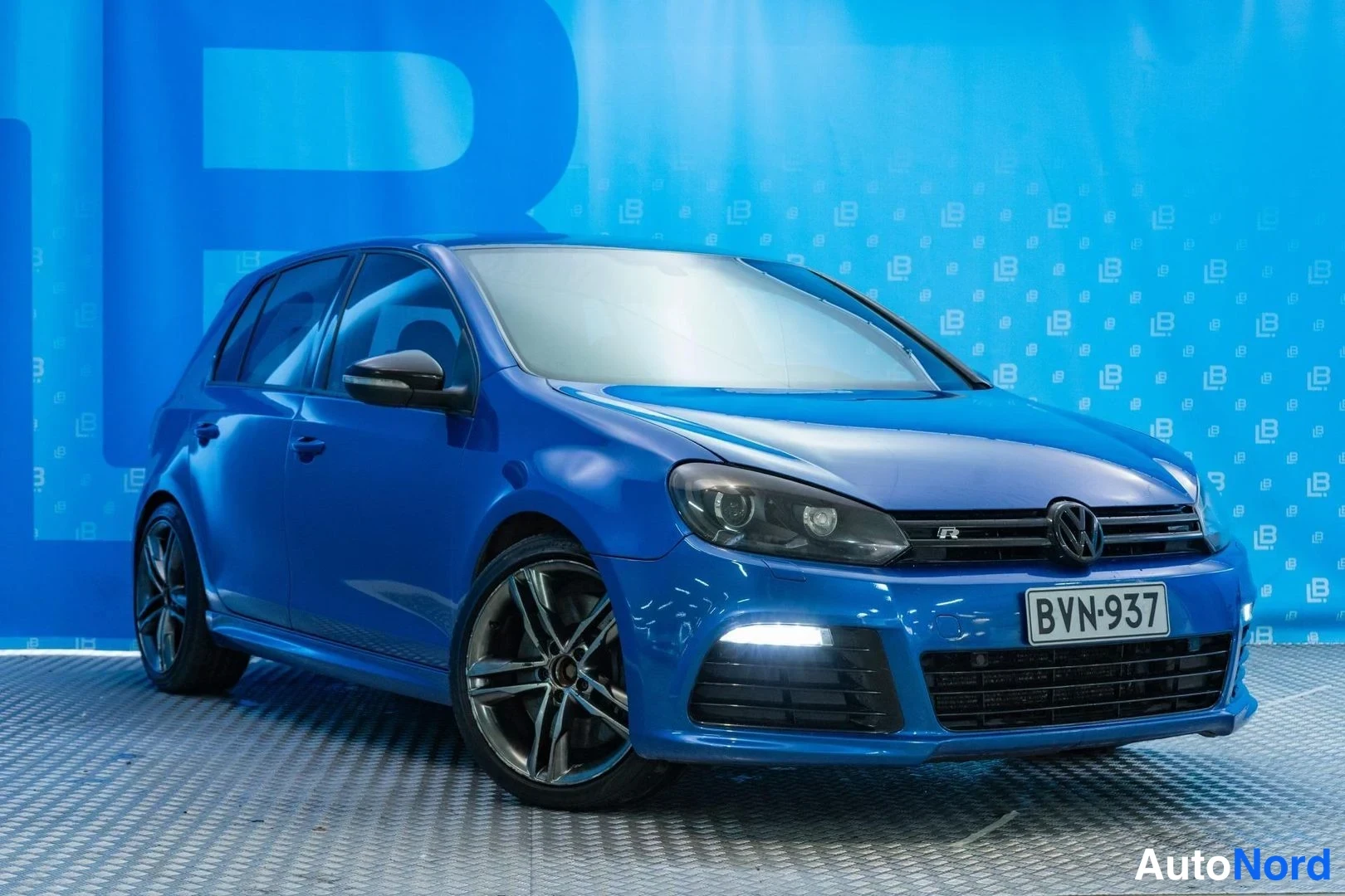 Blue Volkswagen Golf R 2010, front three-quarter, nose to the right, photo 2