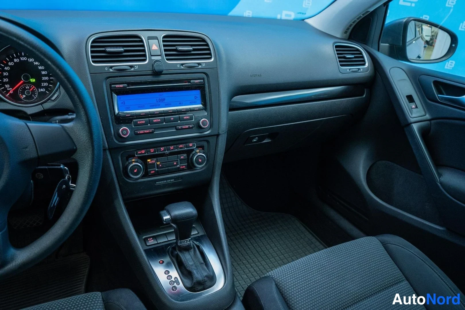 Grey Volkswagen Golf 2009, cockpit, photo 9