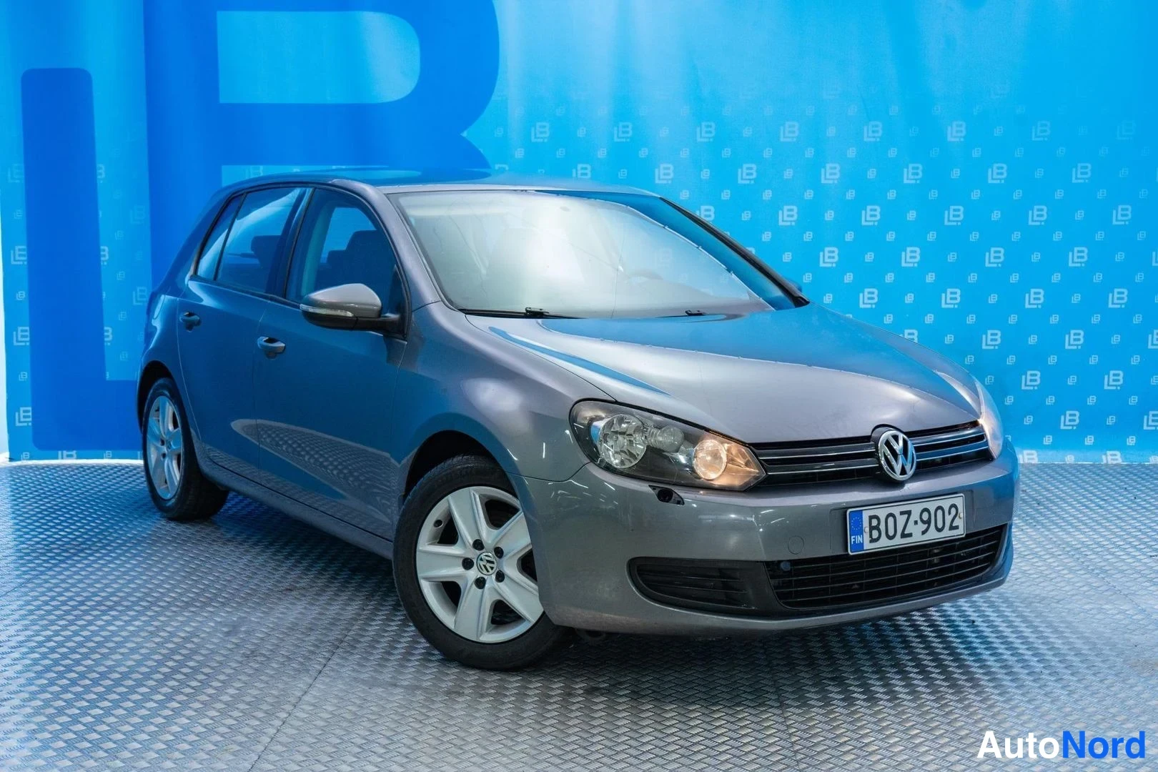 Grey Volkswagen Golf 2009, front three-quarter, nose to the right, photo 2