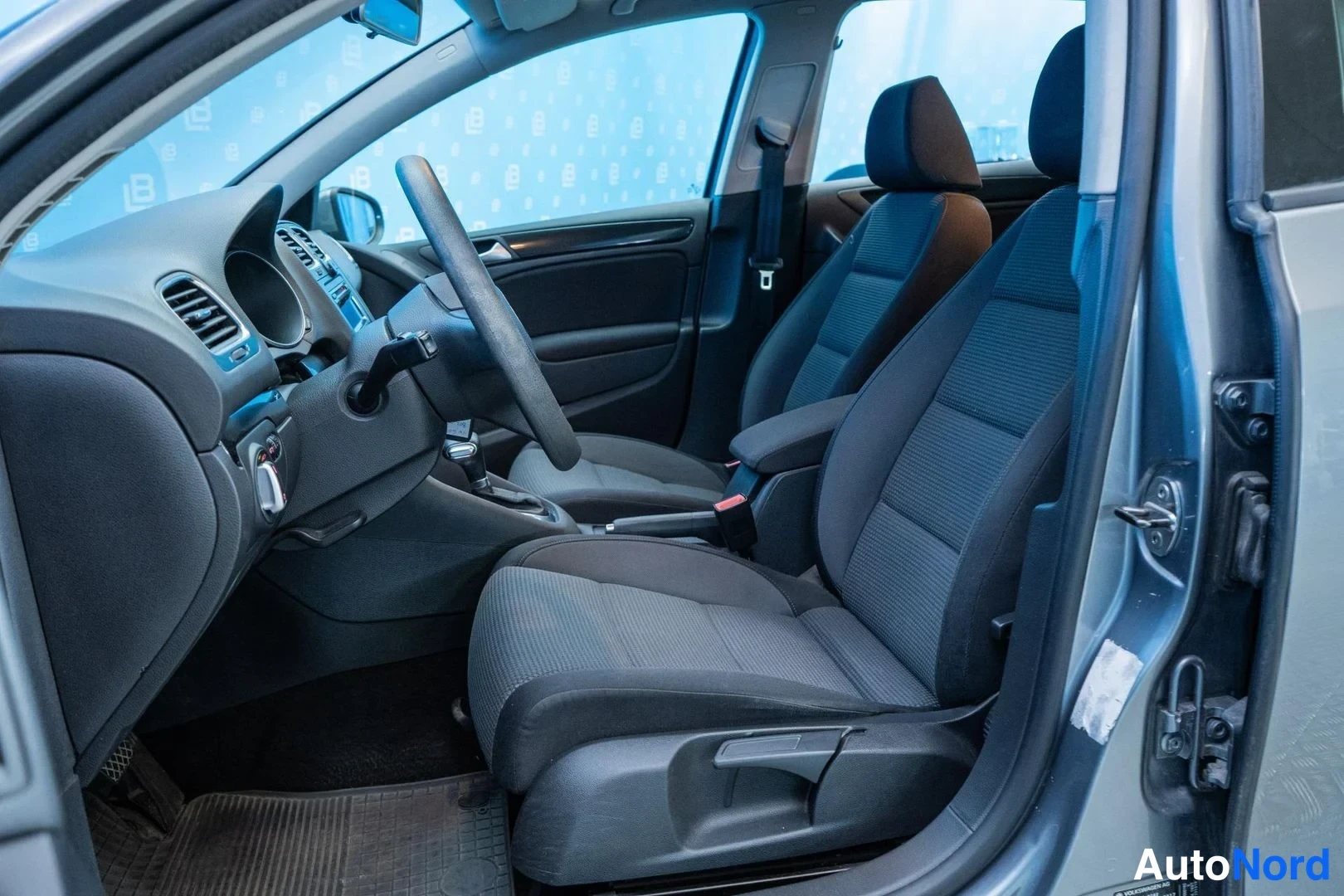 Grey Volkswagen Golf 2009, front seats, photo 11