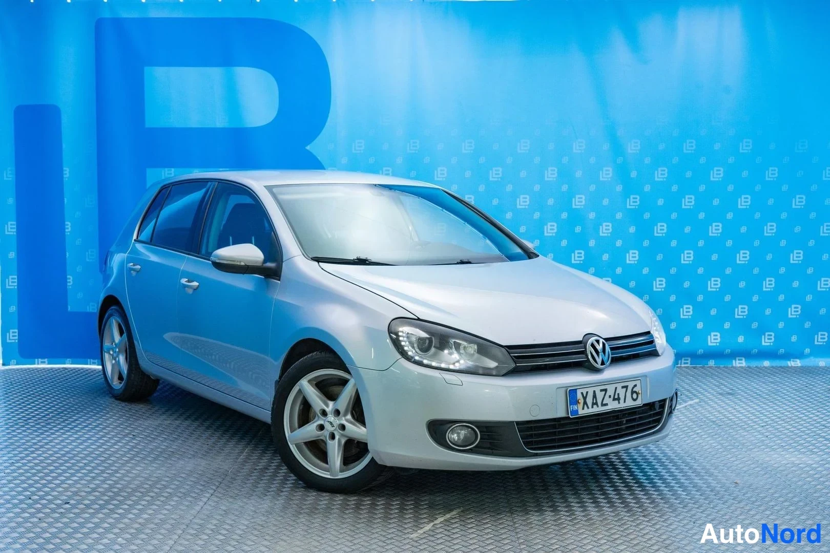 Grey Volkswagen Golf 2012, front three-quarter, nose to the right, photo 2
