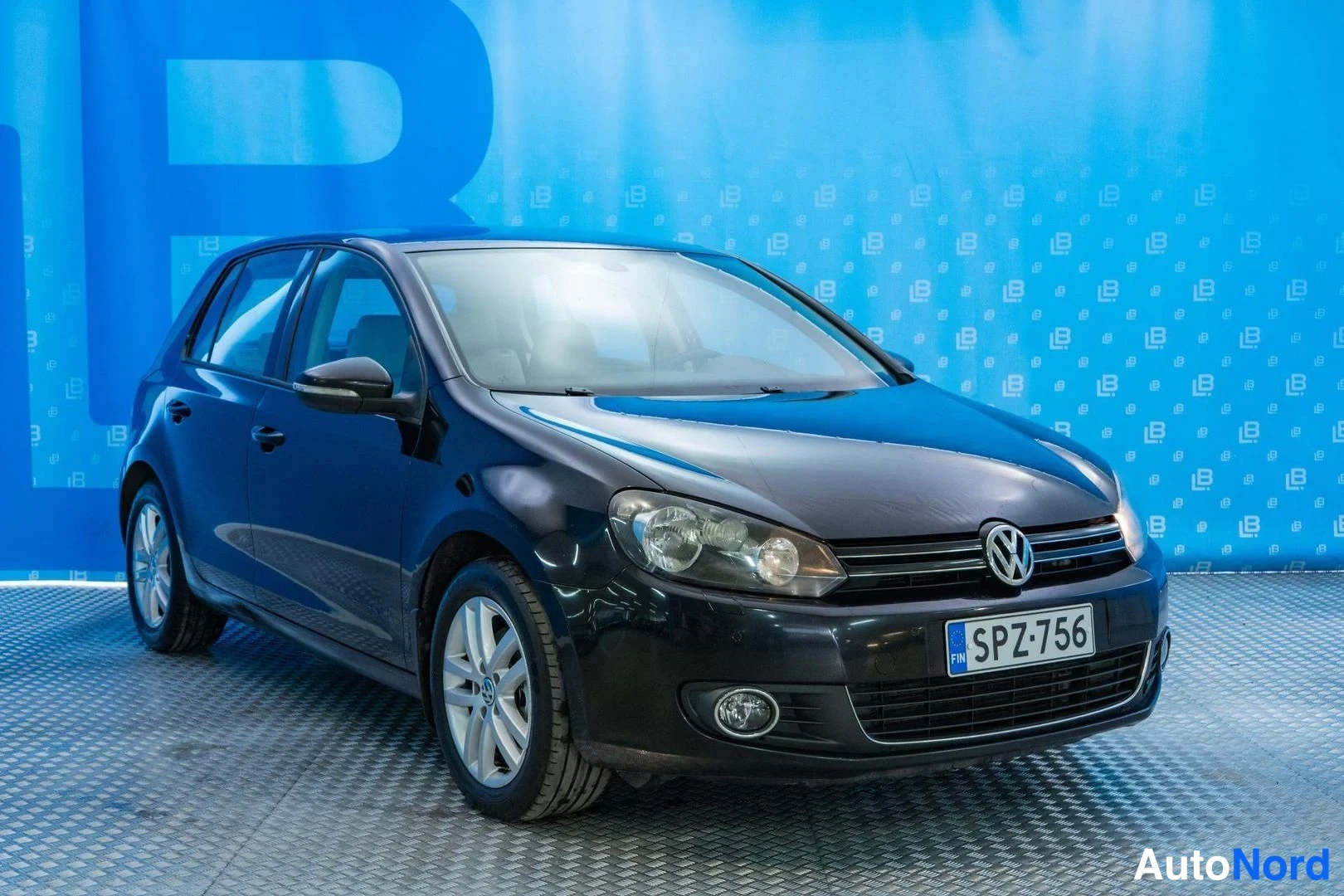 Black Volkswagen Golf 2010, front three-quarter, nose to the right, photo 3